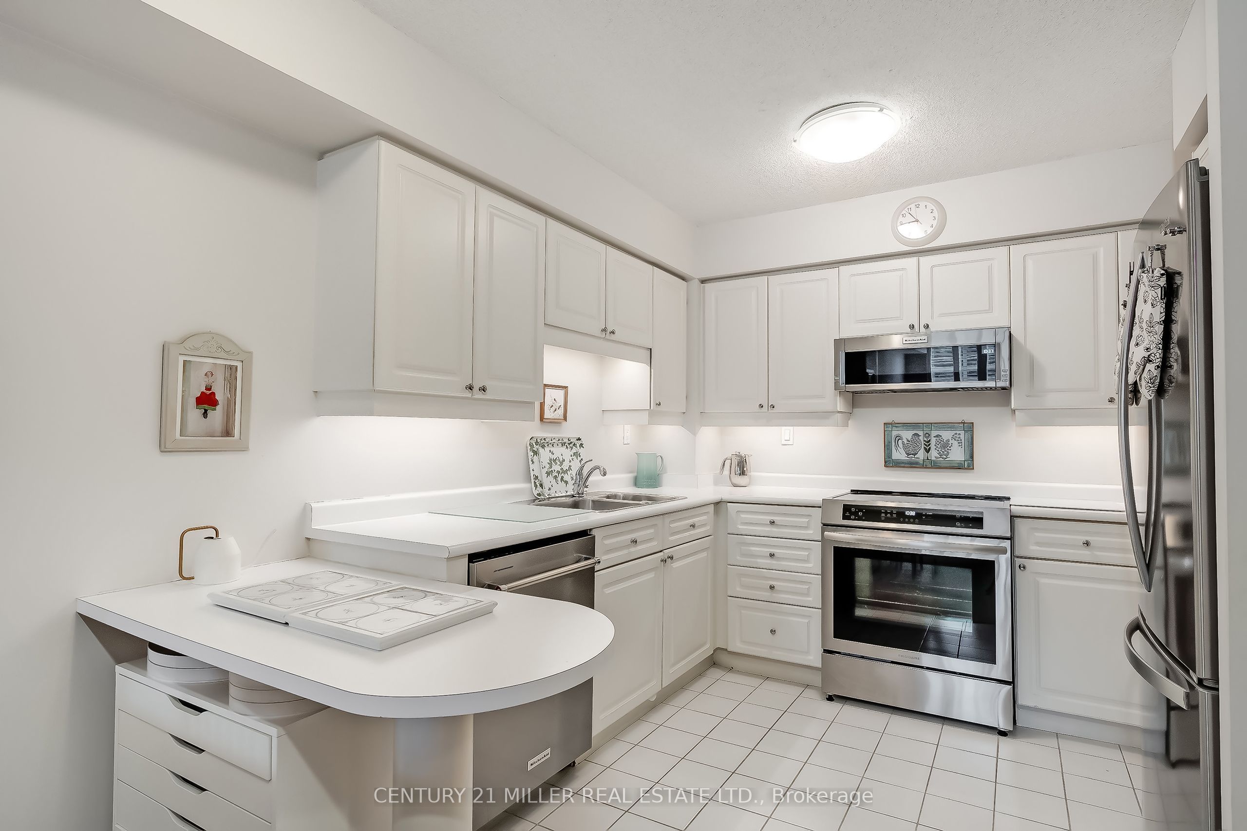221 Robinson Street 307 Property Photo 4