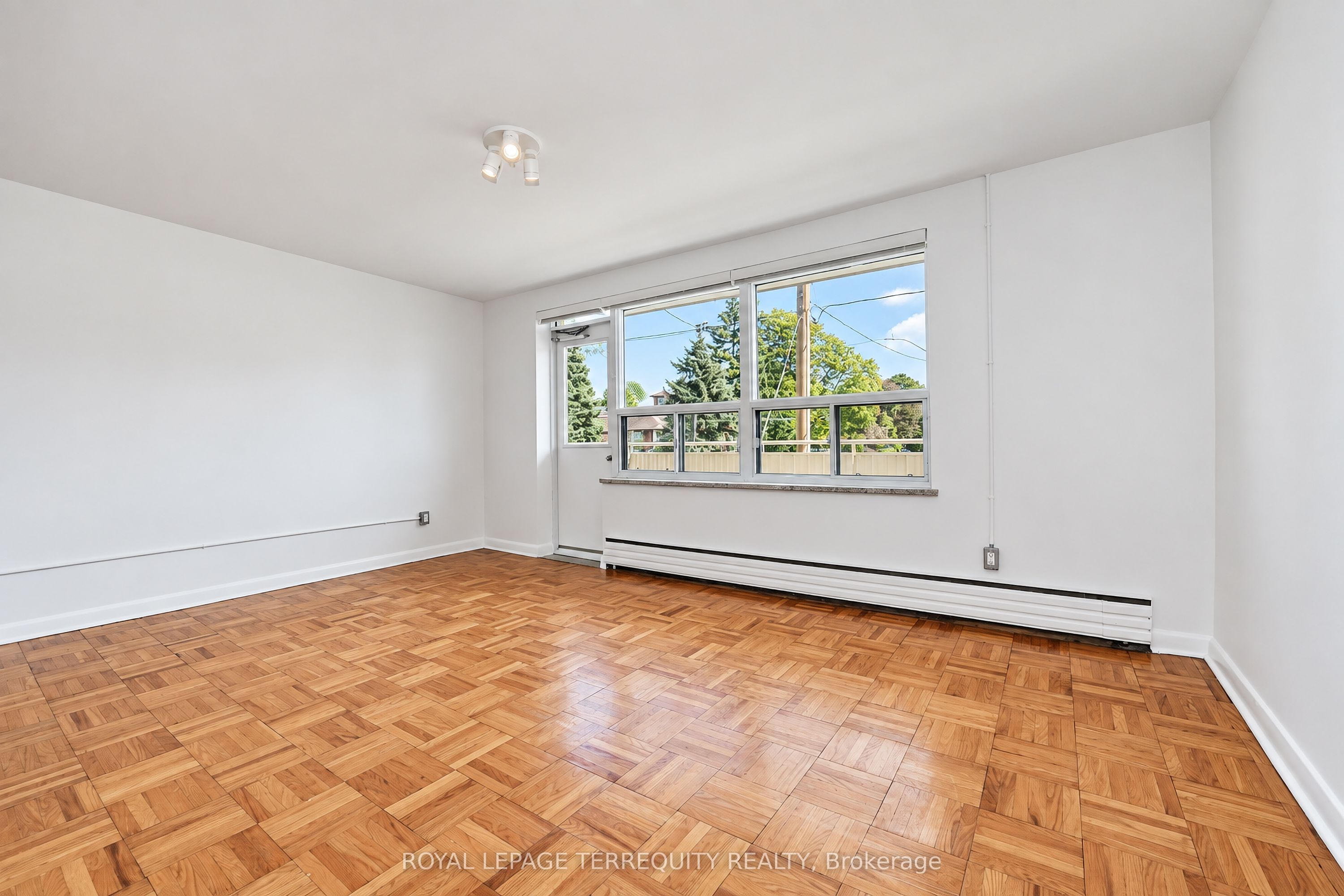 554 Harvie Avenue 5 Property Photo 3