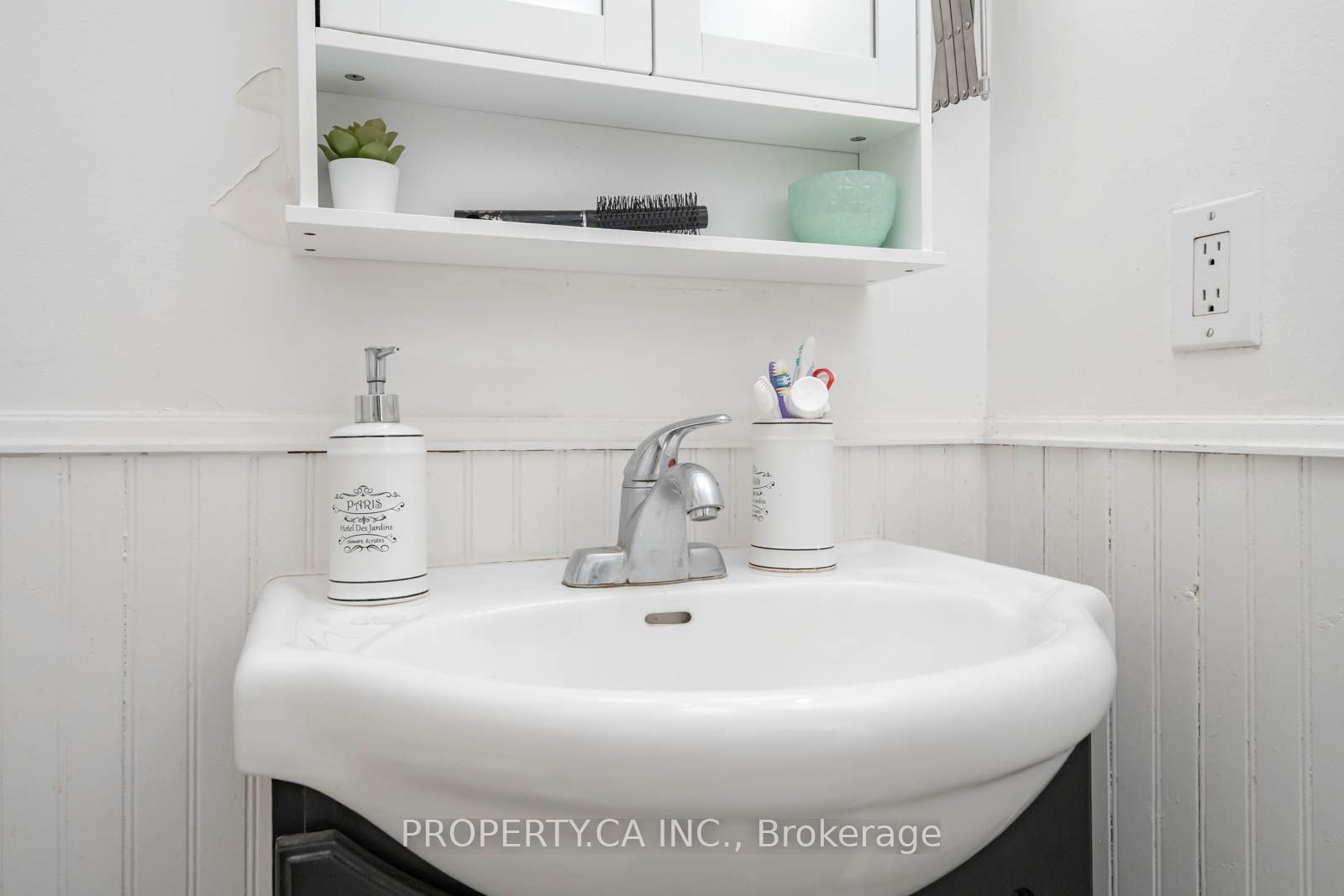 W13862460 Property Photo 16