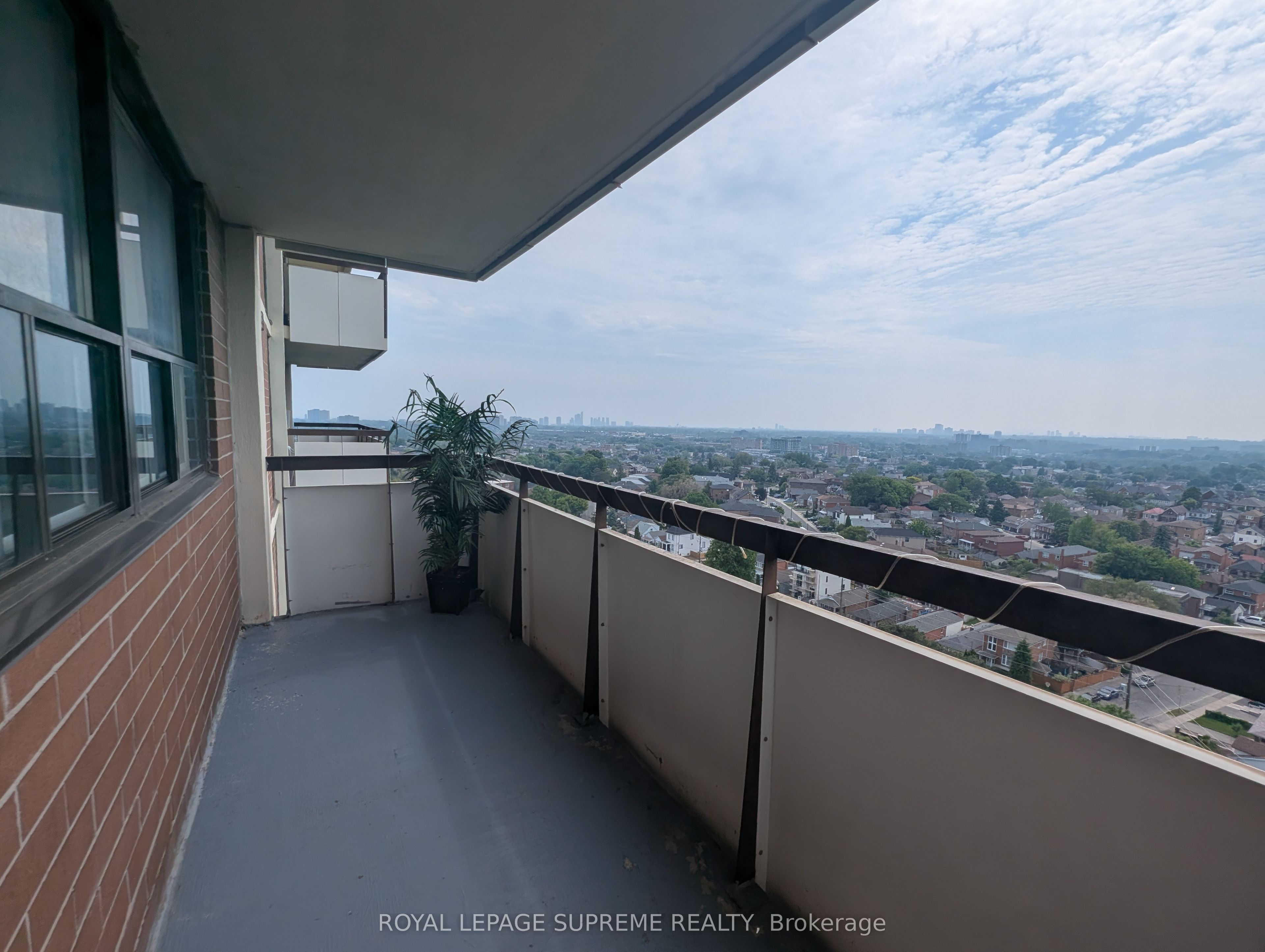 541 Blackthorn Avenue 1514 Property Photo 22