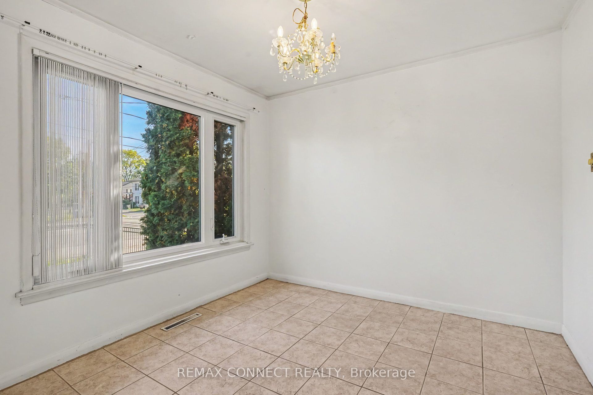 656 Browns Line Property Photo 4