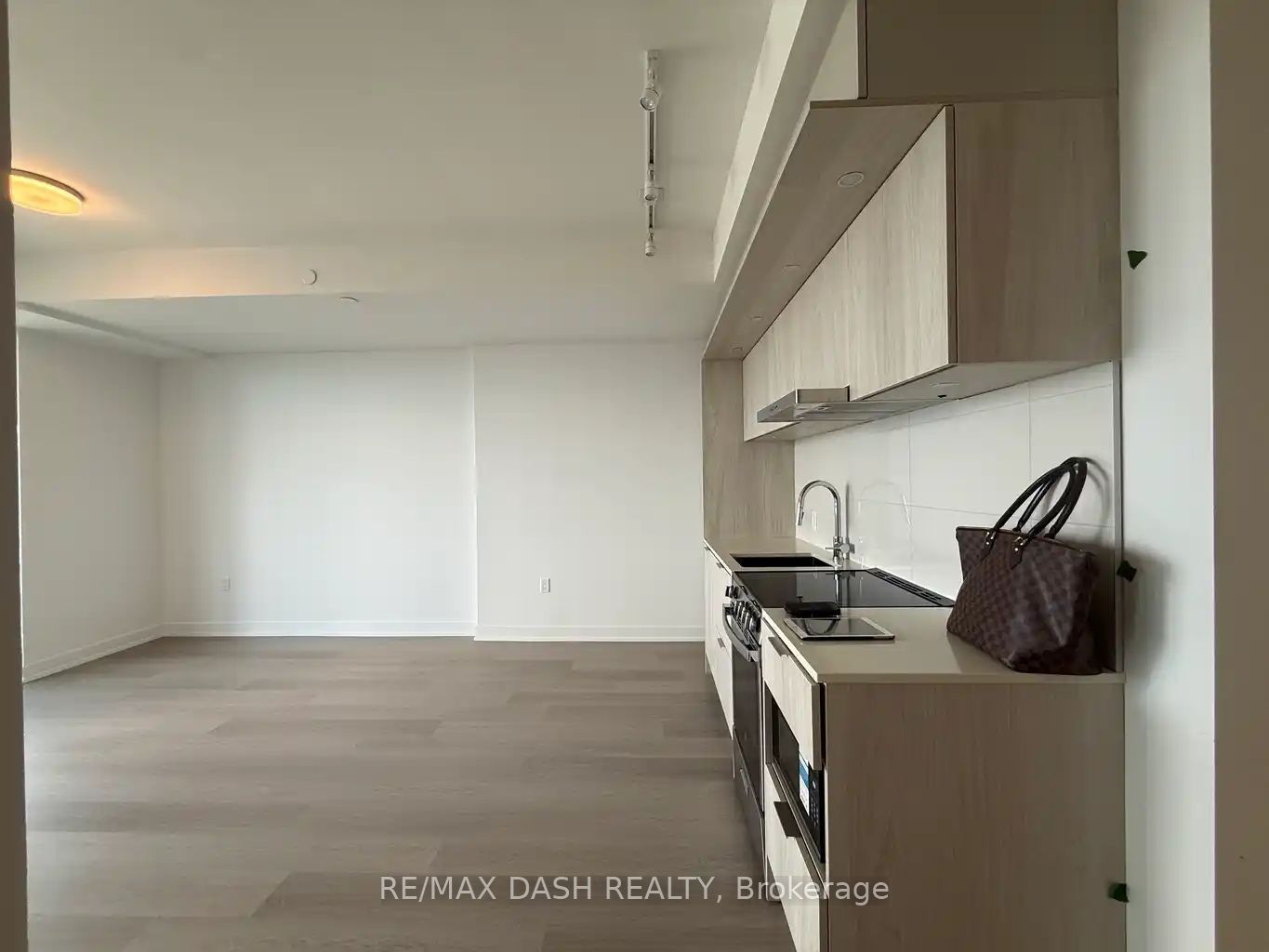 448 Burnhamthorpe Road W 5604 Property Photo 5