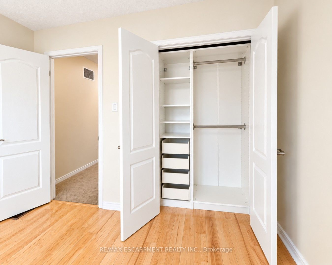 6143 Snowy Owl Crescent Property Photo 21