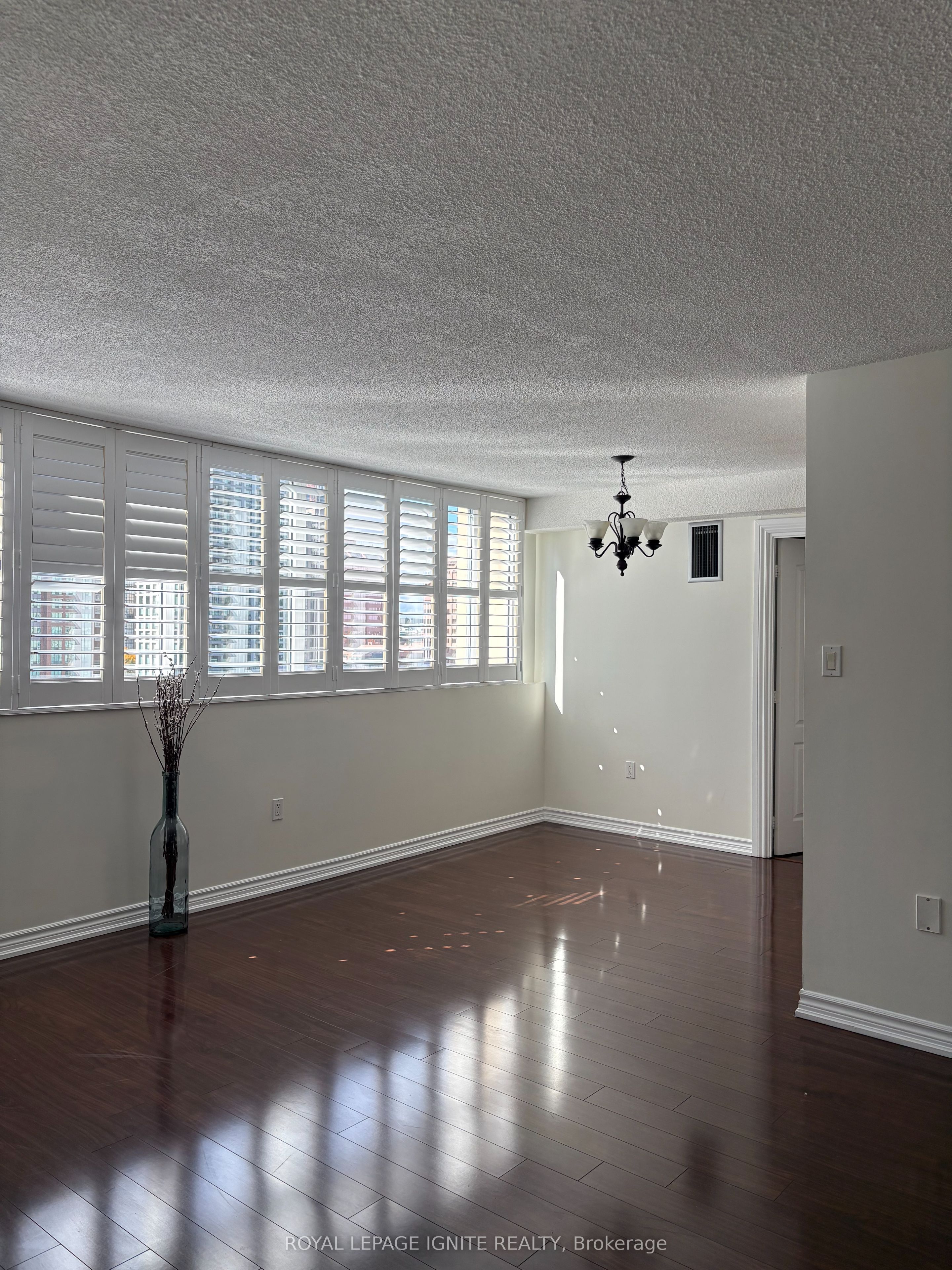 3590 Kaneff Crescent 1105 Property Photo 1