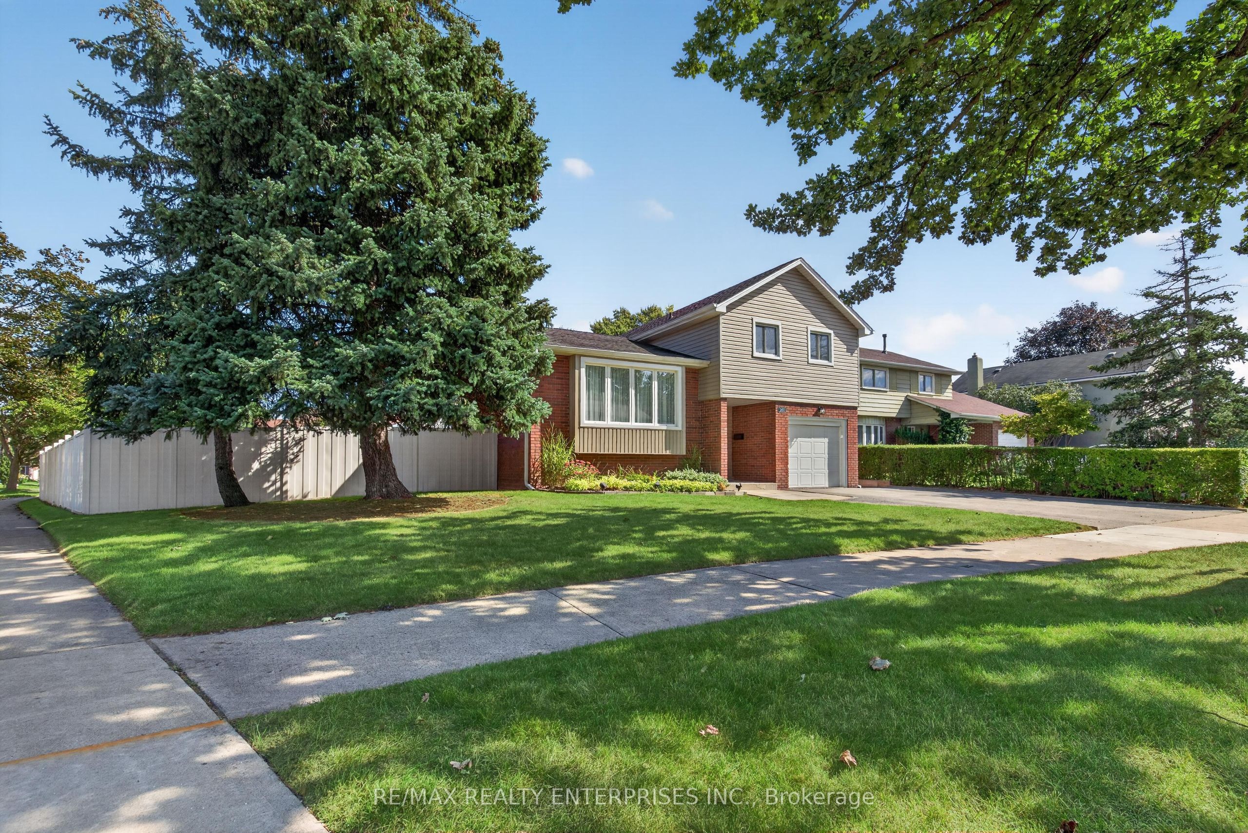 2482 Windjammer Road E Property Photo 1