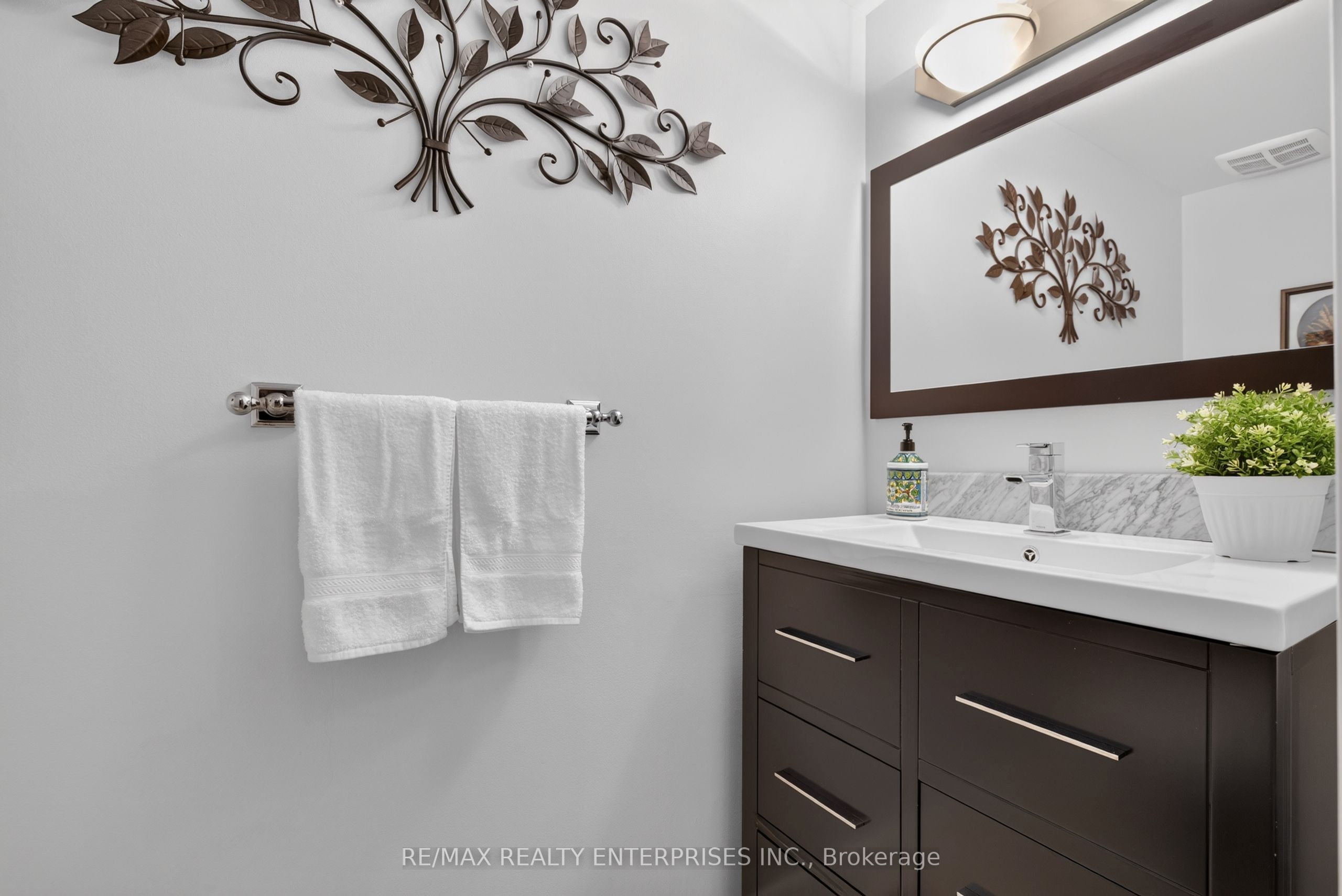 2482 Windjammer Road E Property Photo 7