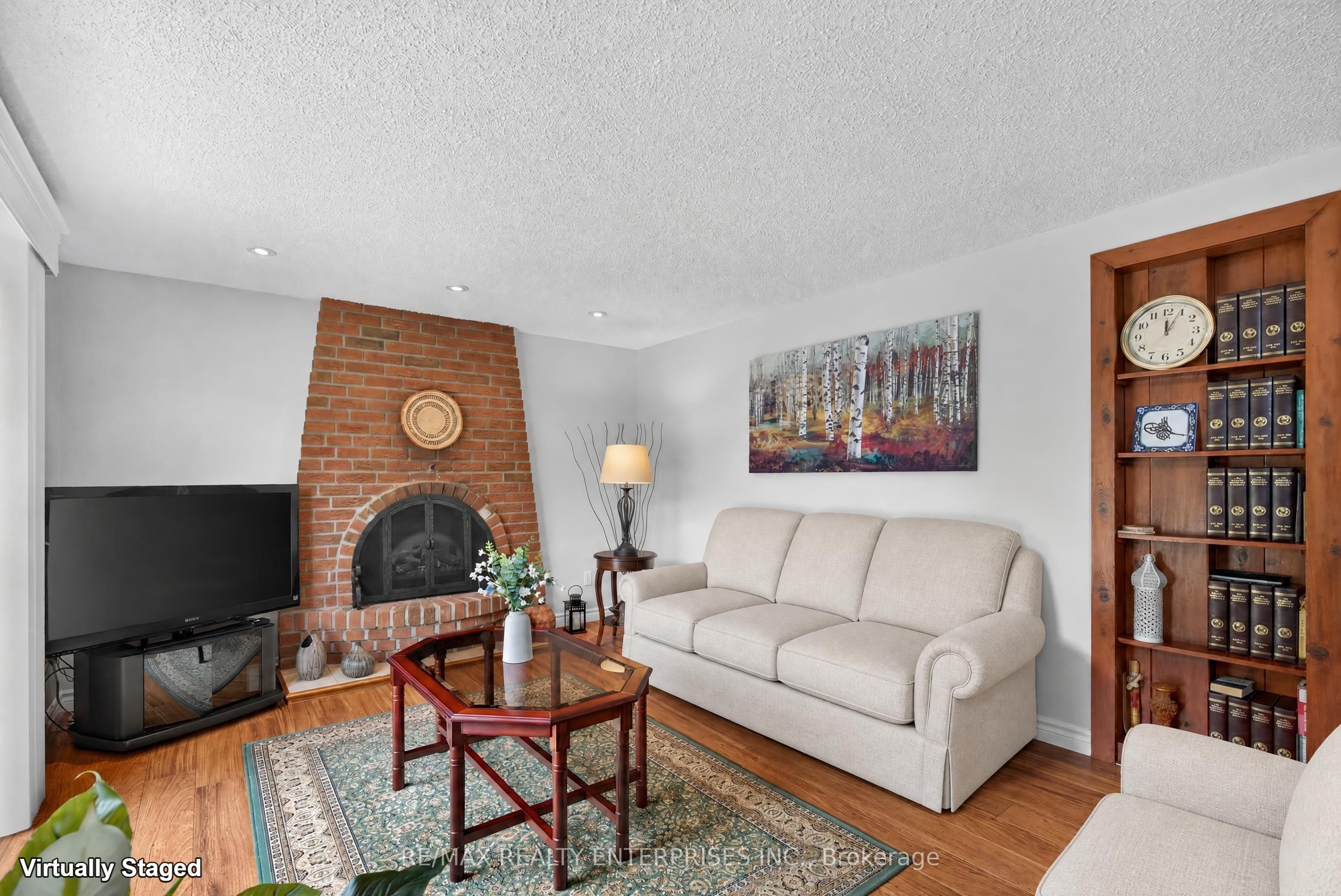 2482 Windjammer Road E Property Photo 9