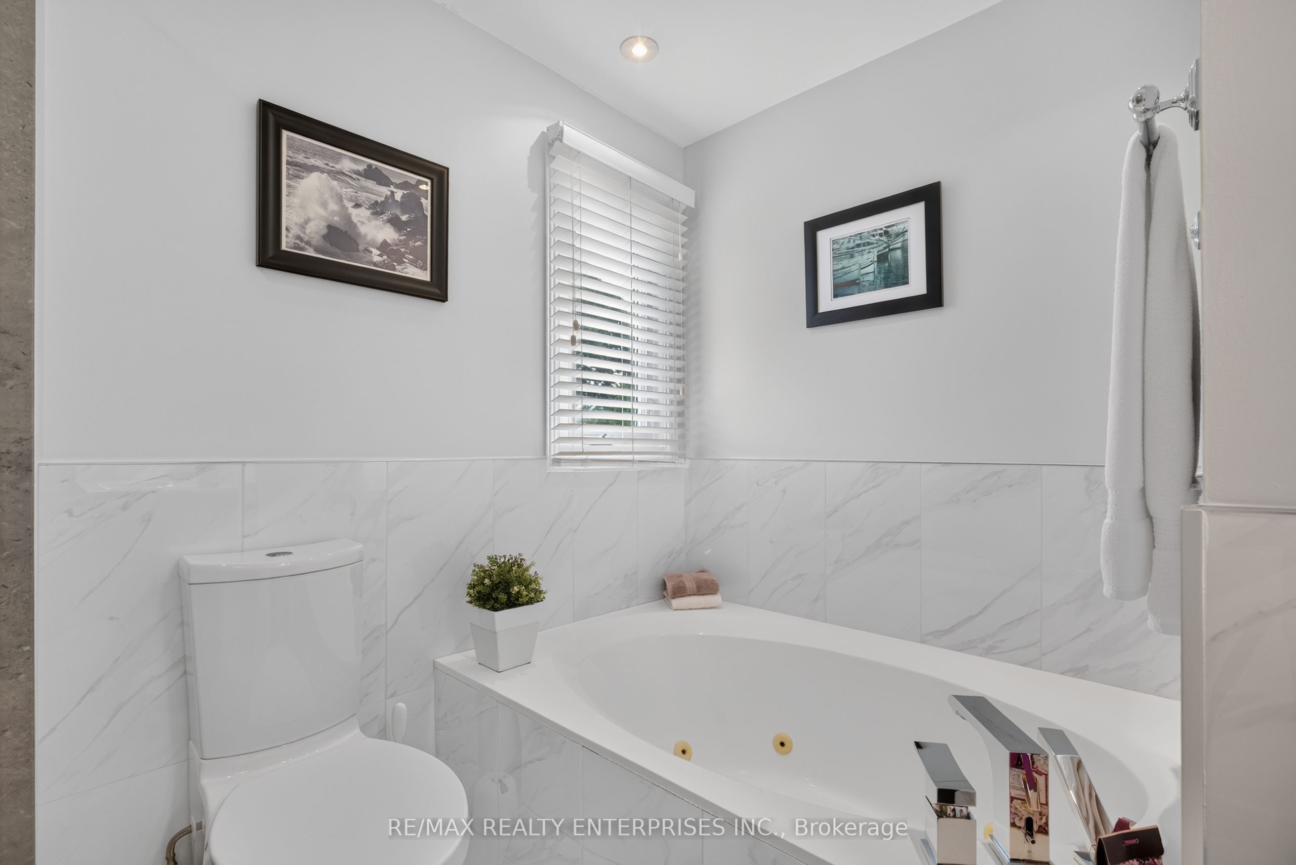 2482 Windjammer Road E Property Photo 33