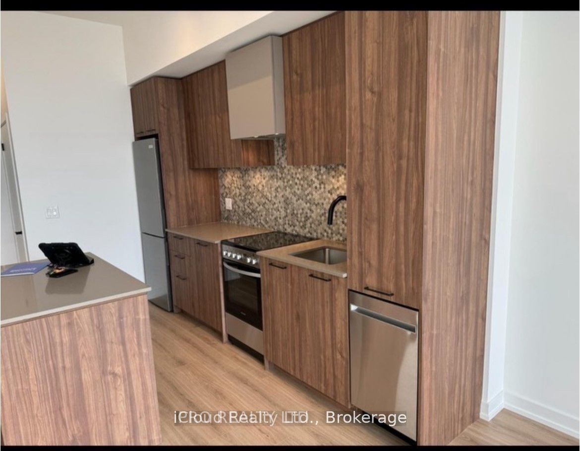 10 Lagerfeld Drive 111 Property Photo 2