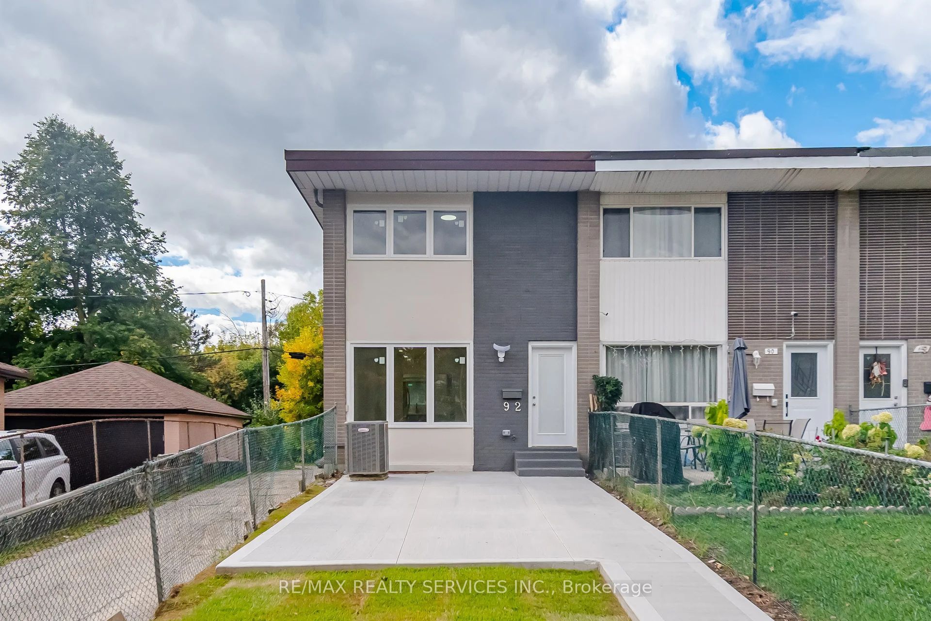 92 Corby Crescent Property Photo 1