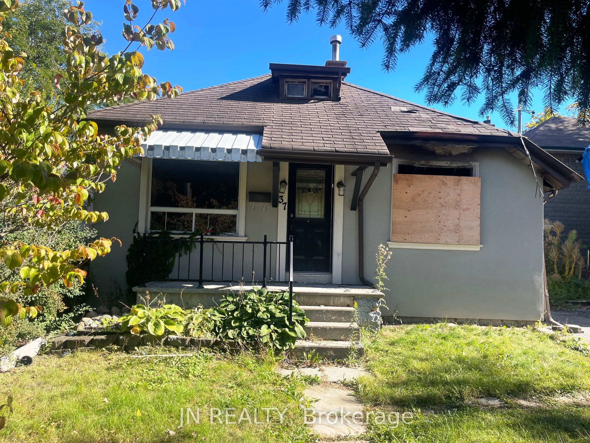 37 Rosedale Avenue W Property Photo 1