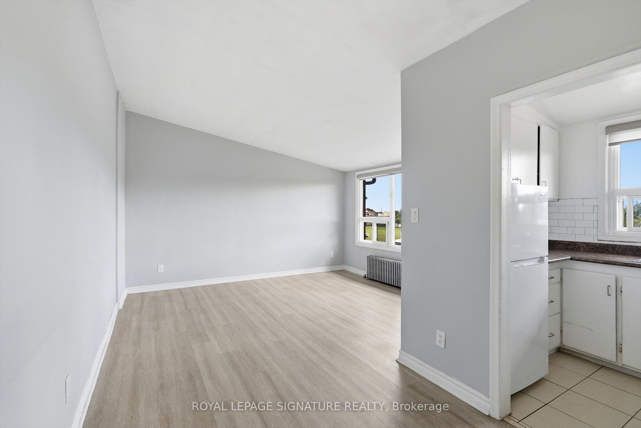 49 Cuffley Crescent S 301 Property Photo 2