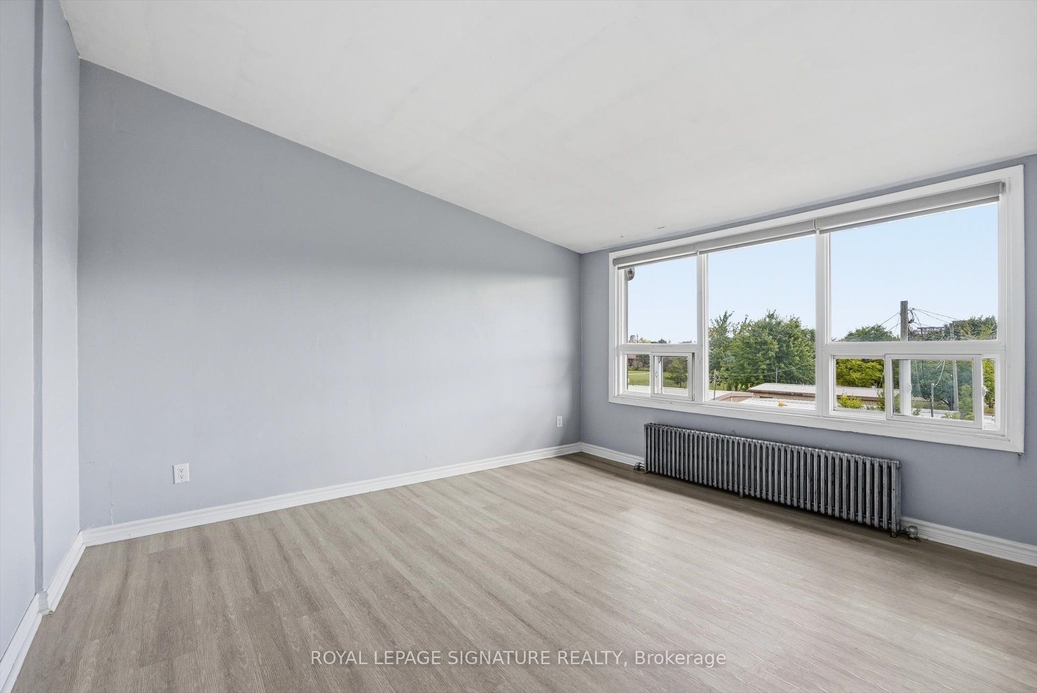 49 Cuffley Crescent S 301 Property Photo 4