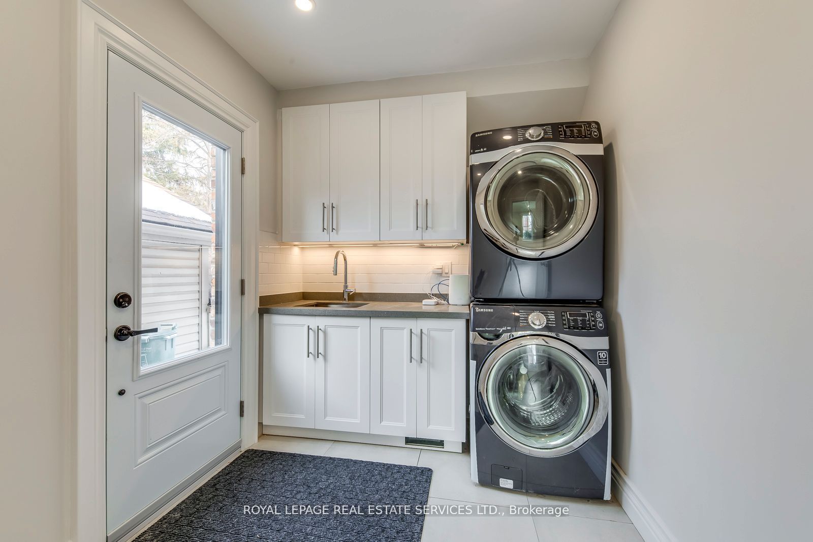 317 Queen Street S Property Photo 9