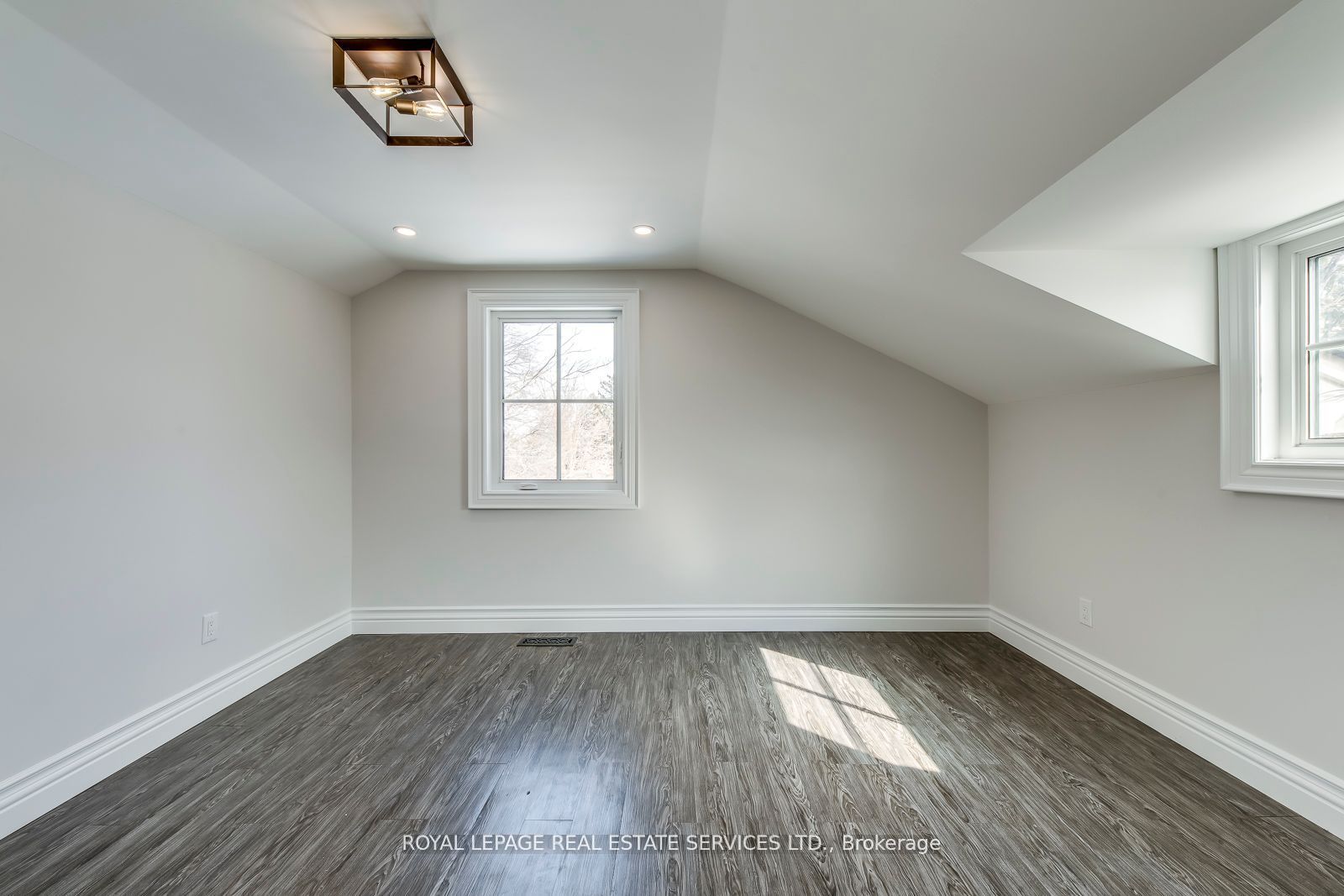 317 Queen Street S Property Photo 17