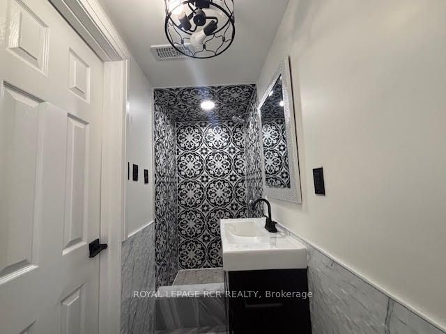 134 Queen Street N Property Photo 8