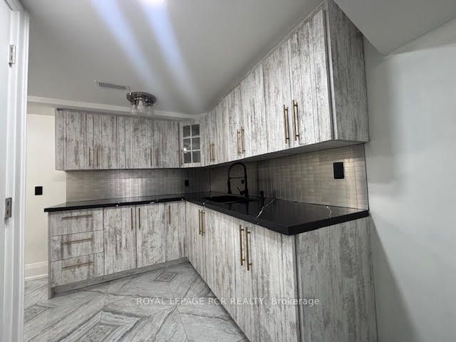 134 Queen Street N Property Photo 9