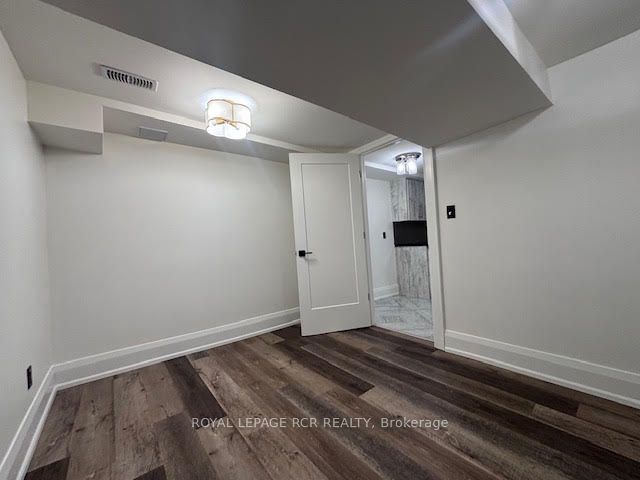 134 Queen Street N Property Photo 15