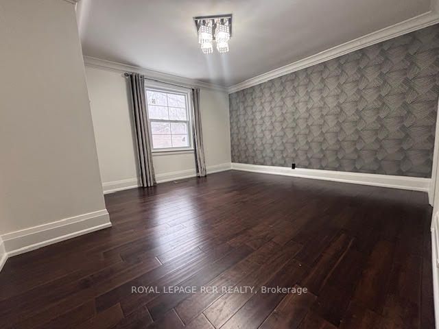 134 Queen Street N Property Photo 17