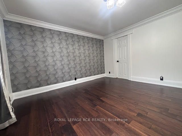 134 Queen Street N Property Photo 19