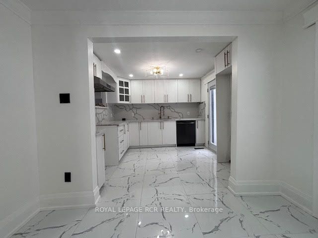 134 Queen Street N Property Photo 28