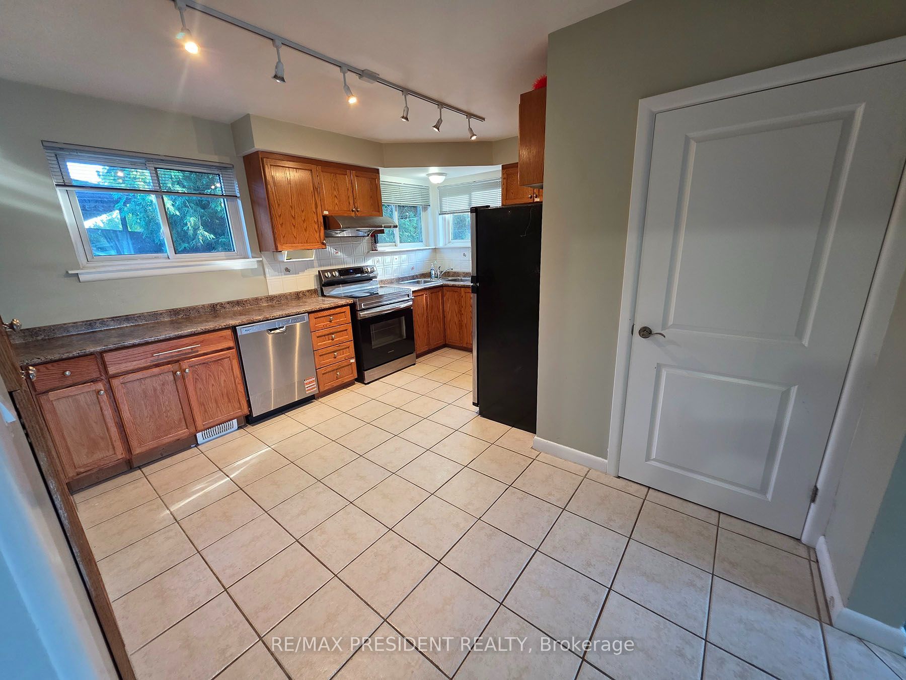 2280 Mountainside Drive (upper) Property Photo 8