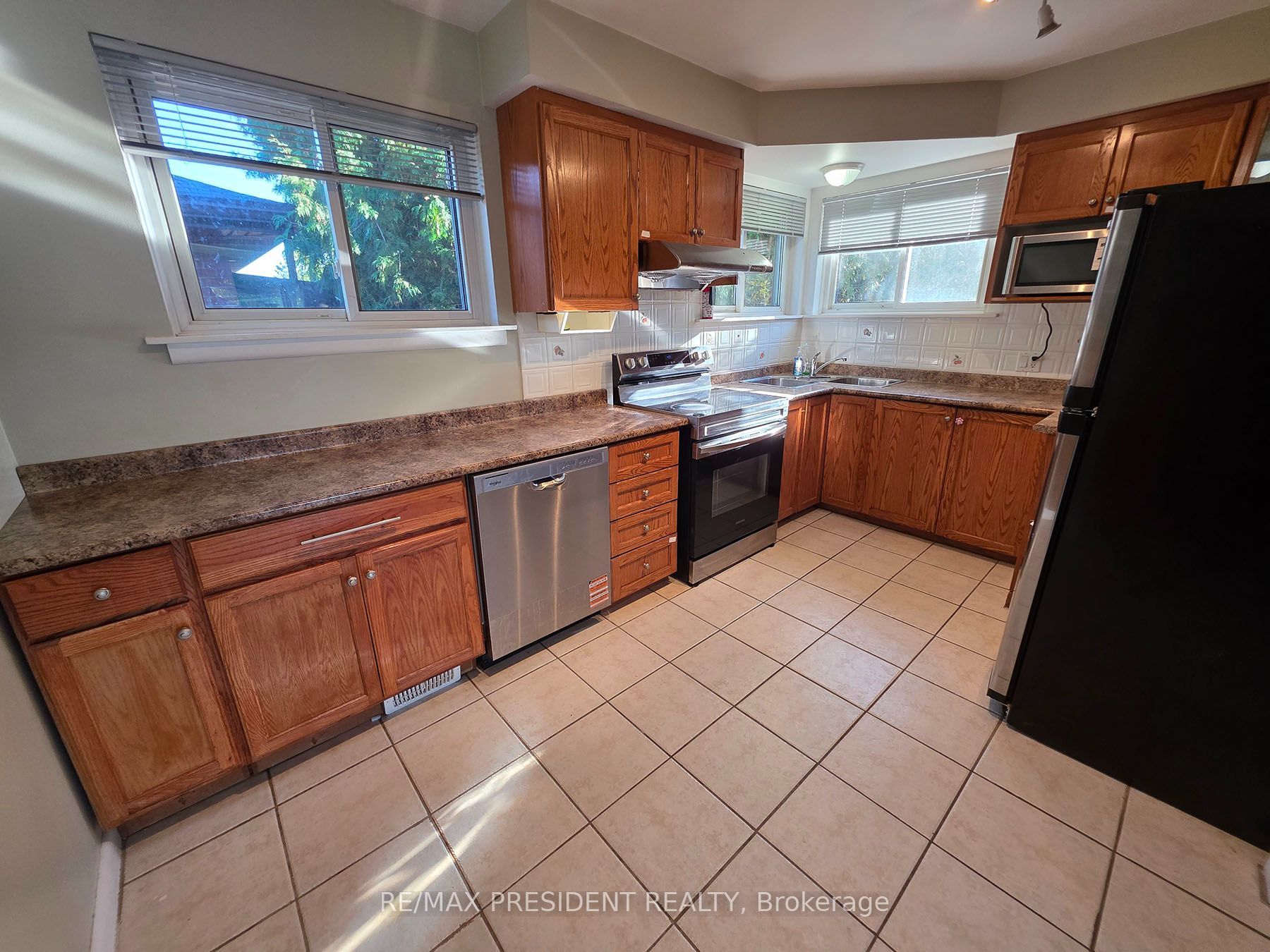 2280 Mountainside Drive (upper) Property Photo 10