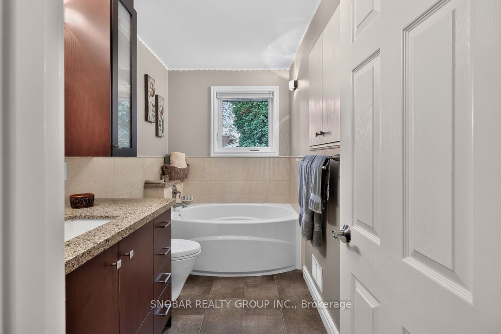 1302 Greenoaks Drive Property Photo 20