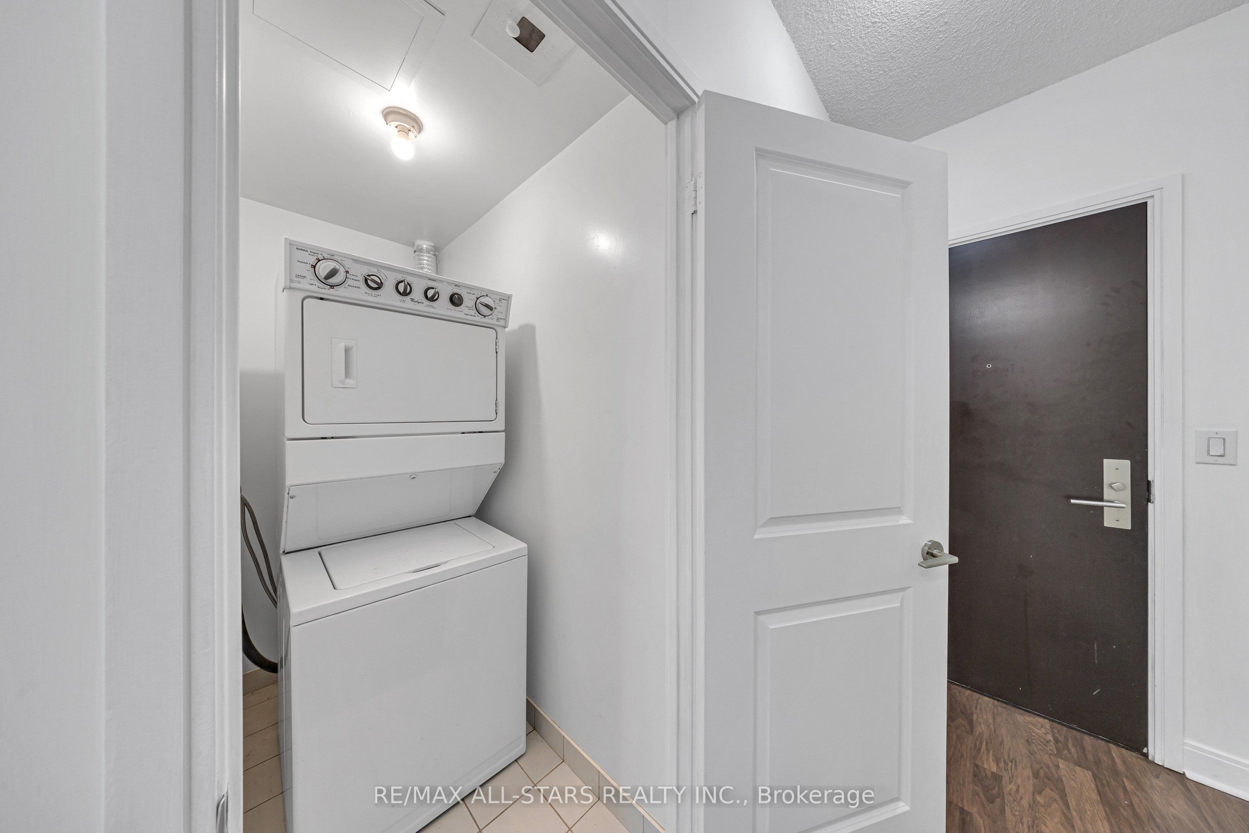 50 Absolute Avenue 2705 Property Photo 3
