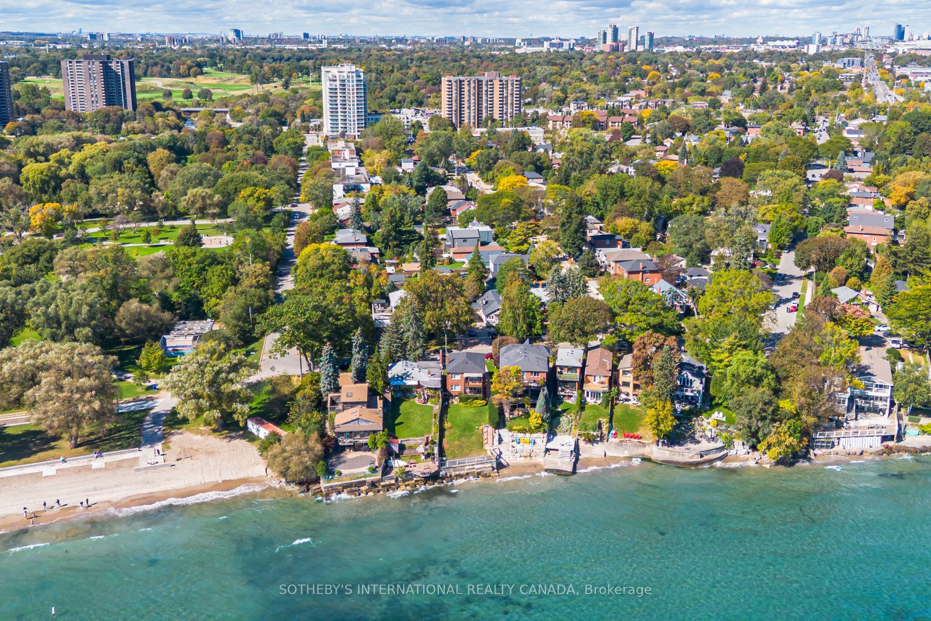 407 Lake Promenade Property Photo 2