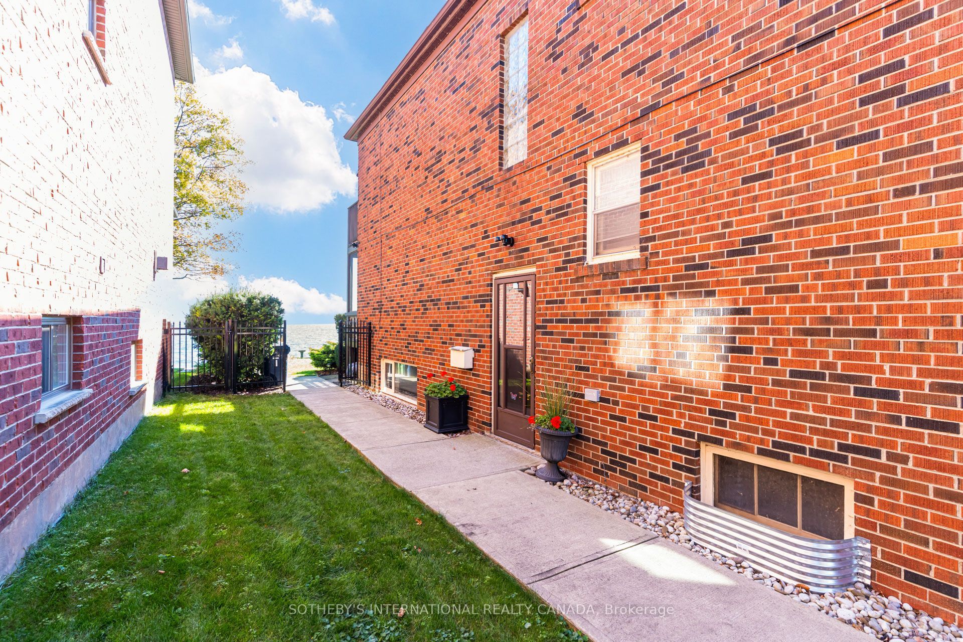 407 Lake Promenade Property Photo 5