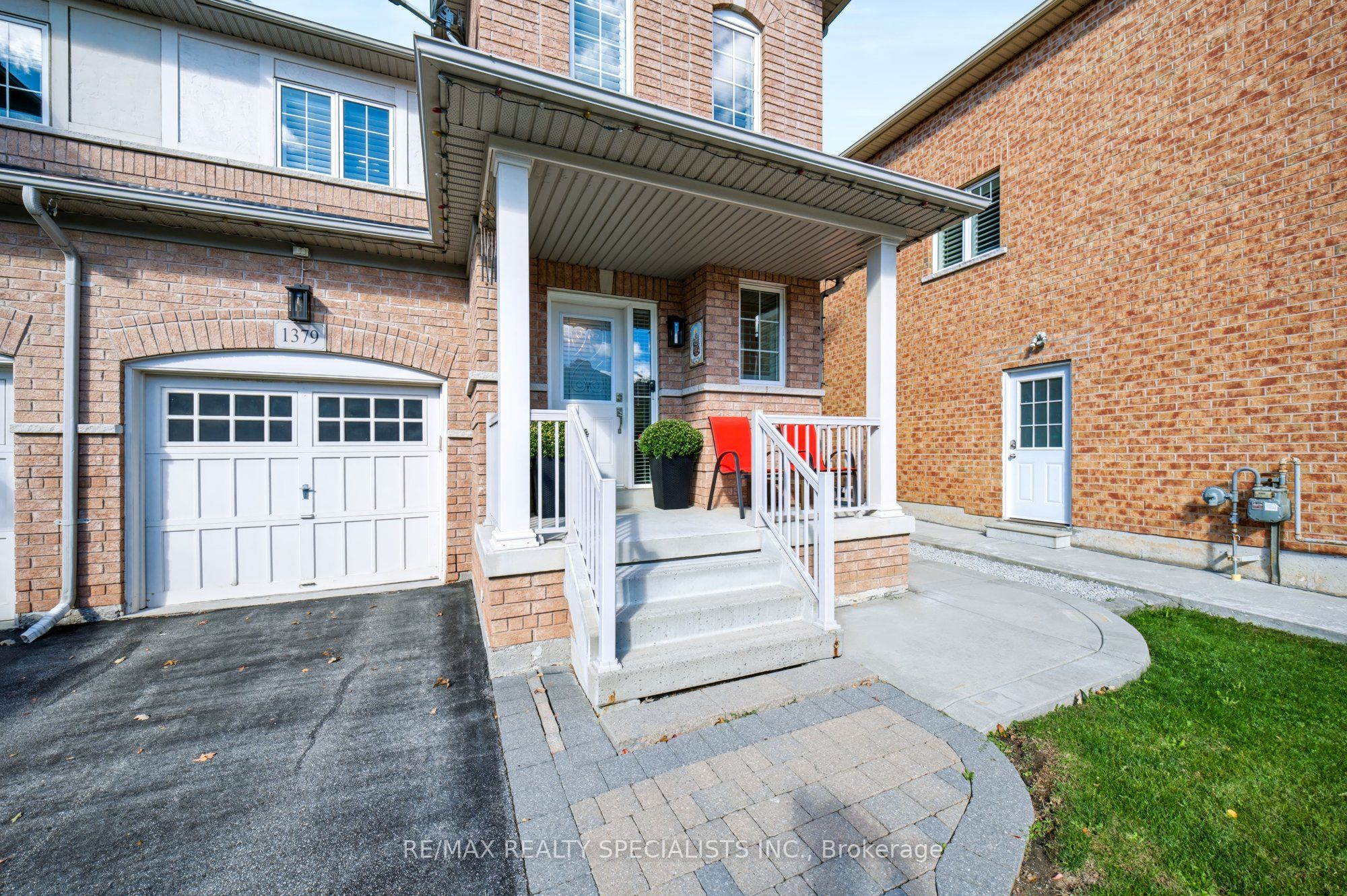 1379 Brandon Terrace Property Photo 3