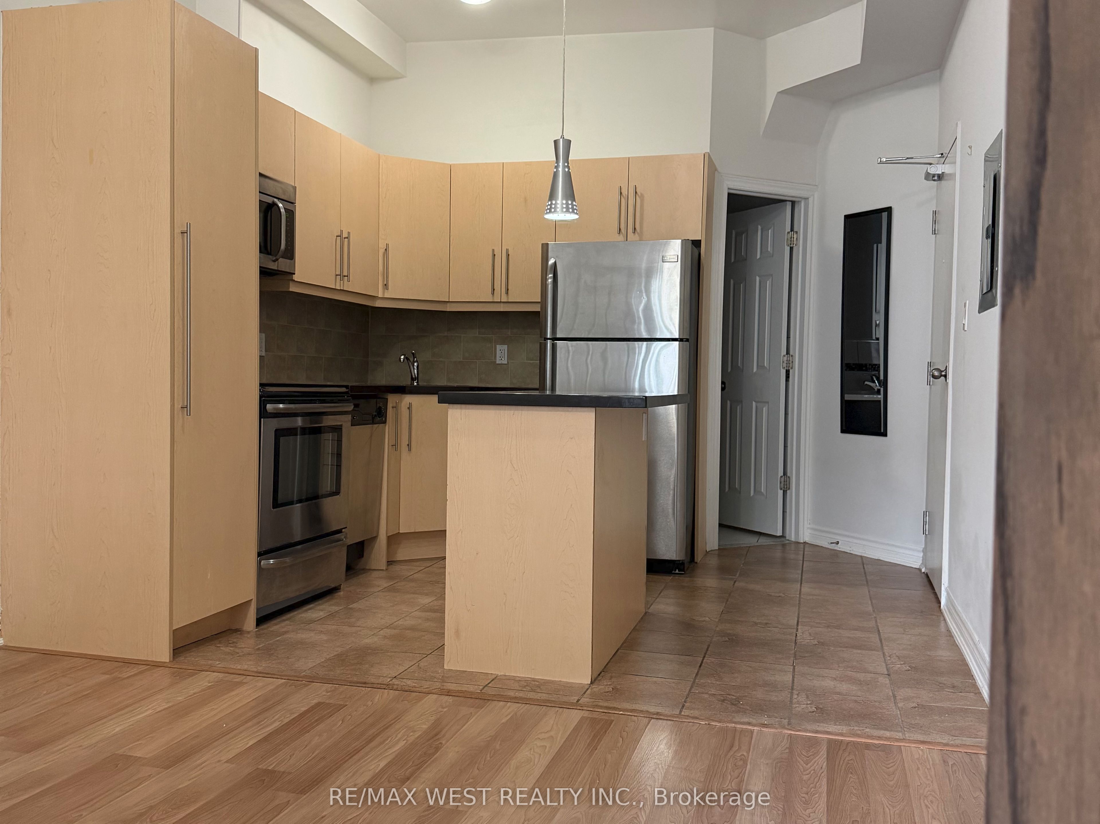 1090a Bloor Street W Upper Unit Property Photo 1