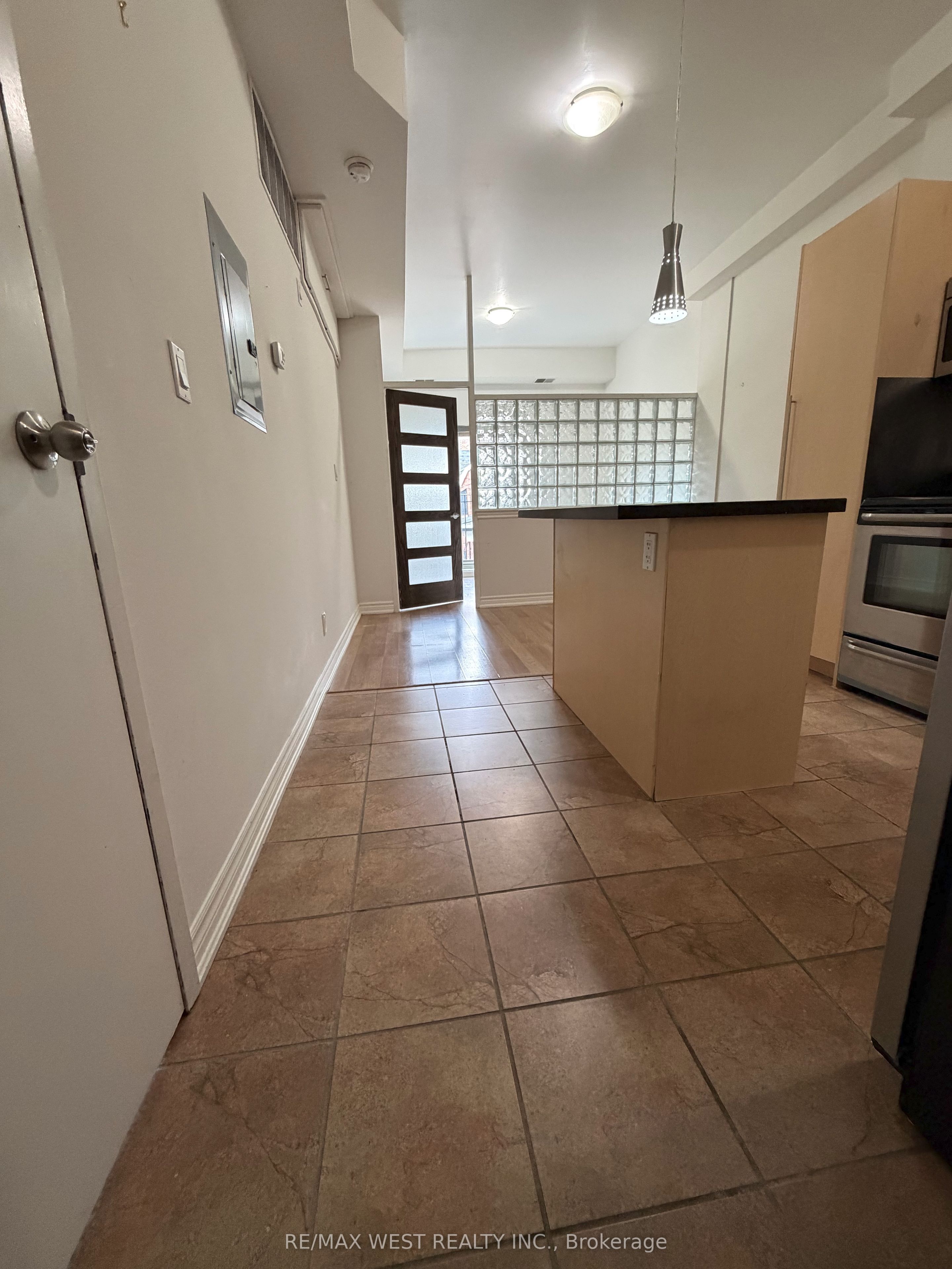 1090a Bloor Street W Upper Unit Property Photo 2