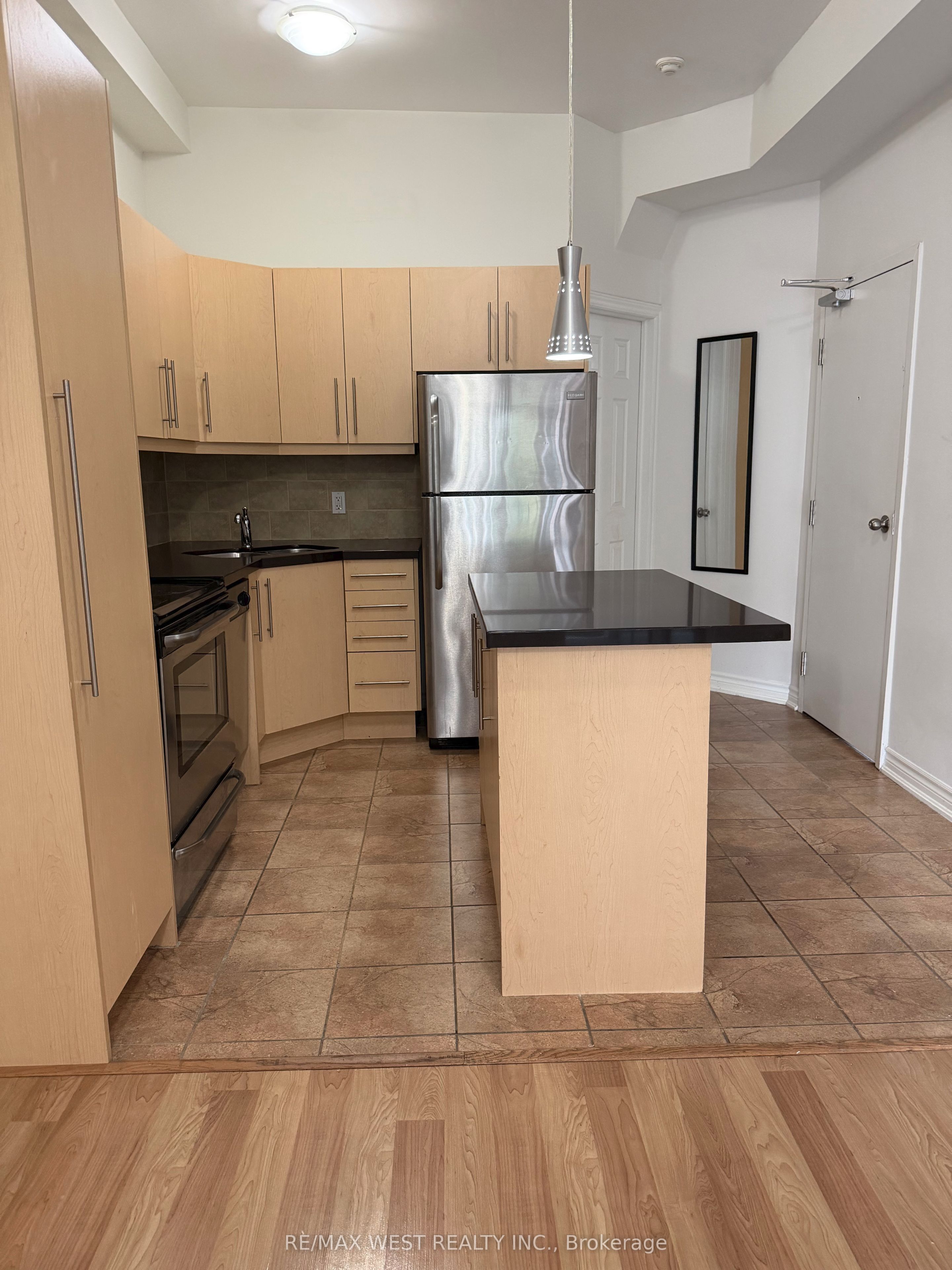 1090a Bloor Street W Upper Unit Property Photo 3