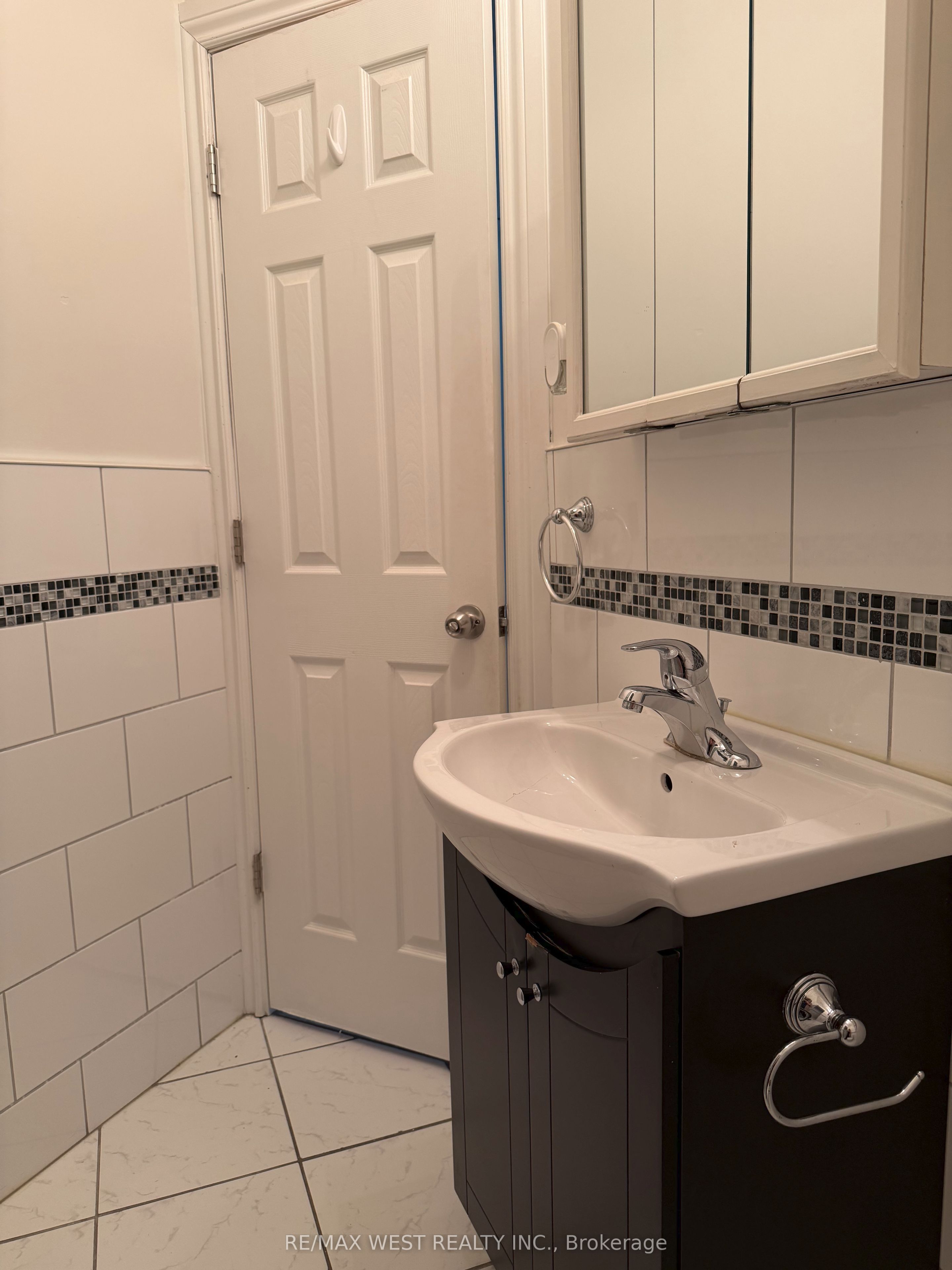 1090a Bloor Street W Upper Unit Property Photo 4