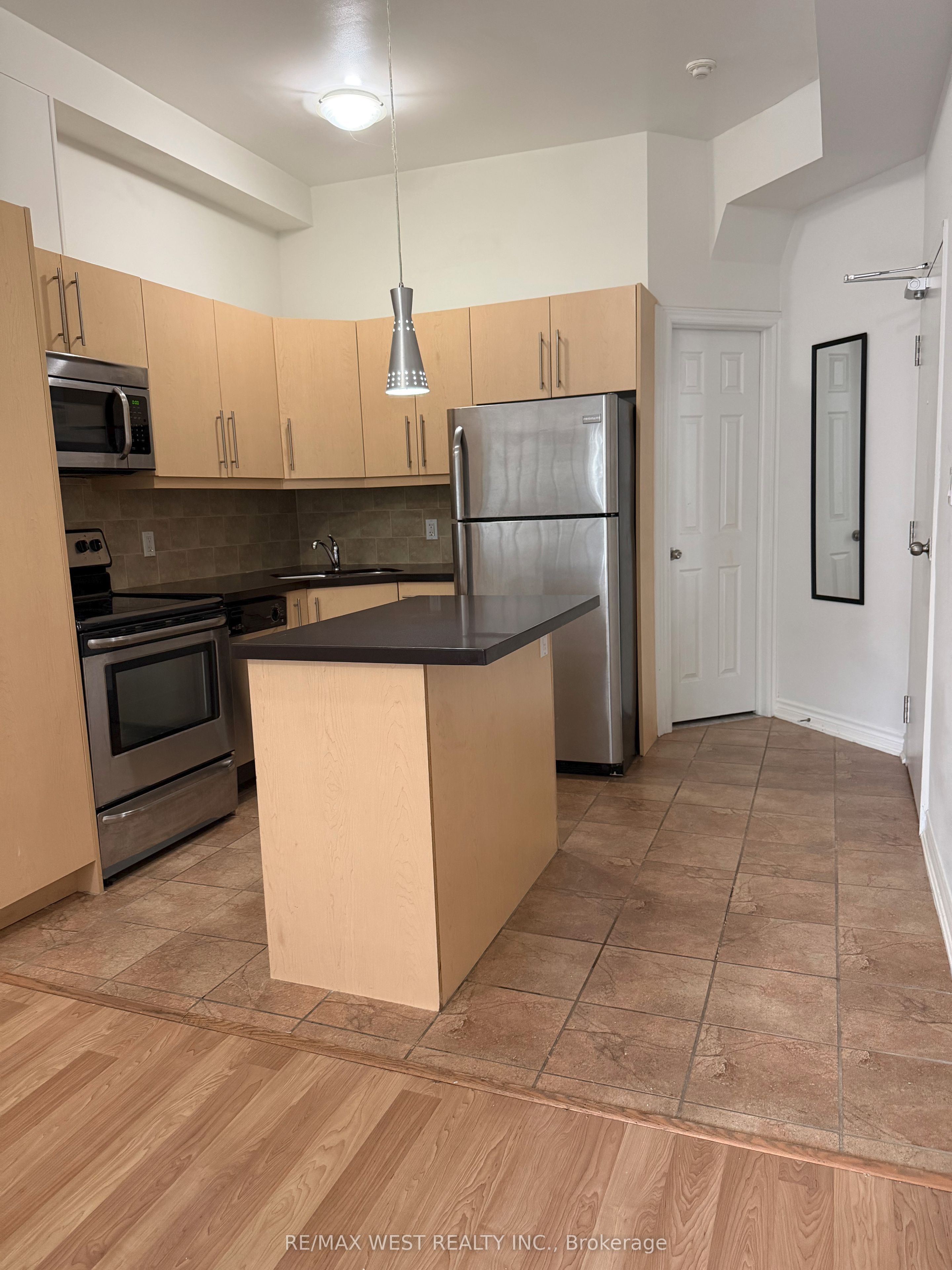 1090a Bloor Street W Upper Unit Property Photo 5