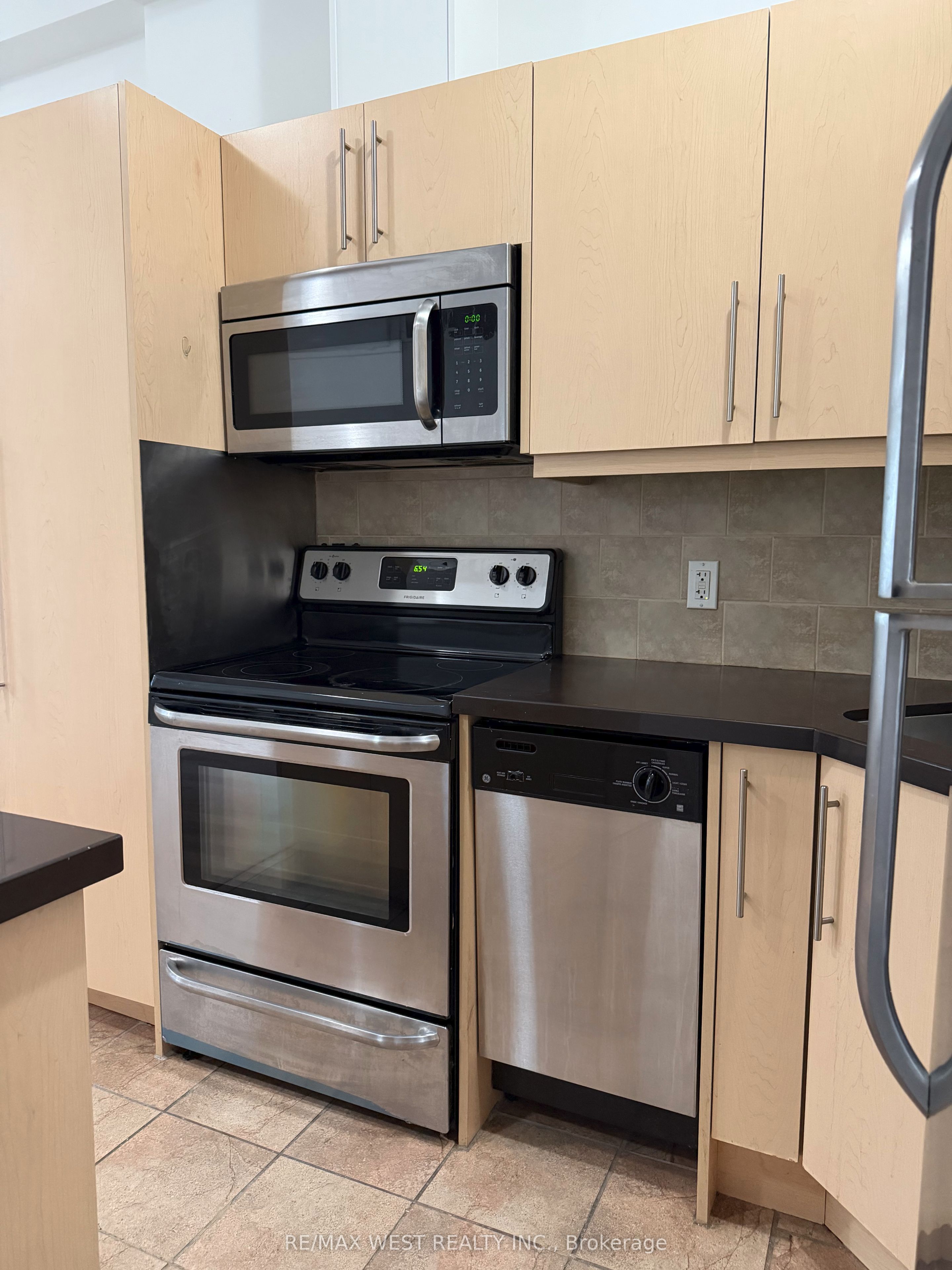 1090a Bloor Street W Upper Unit Property Photo 6