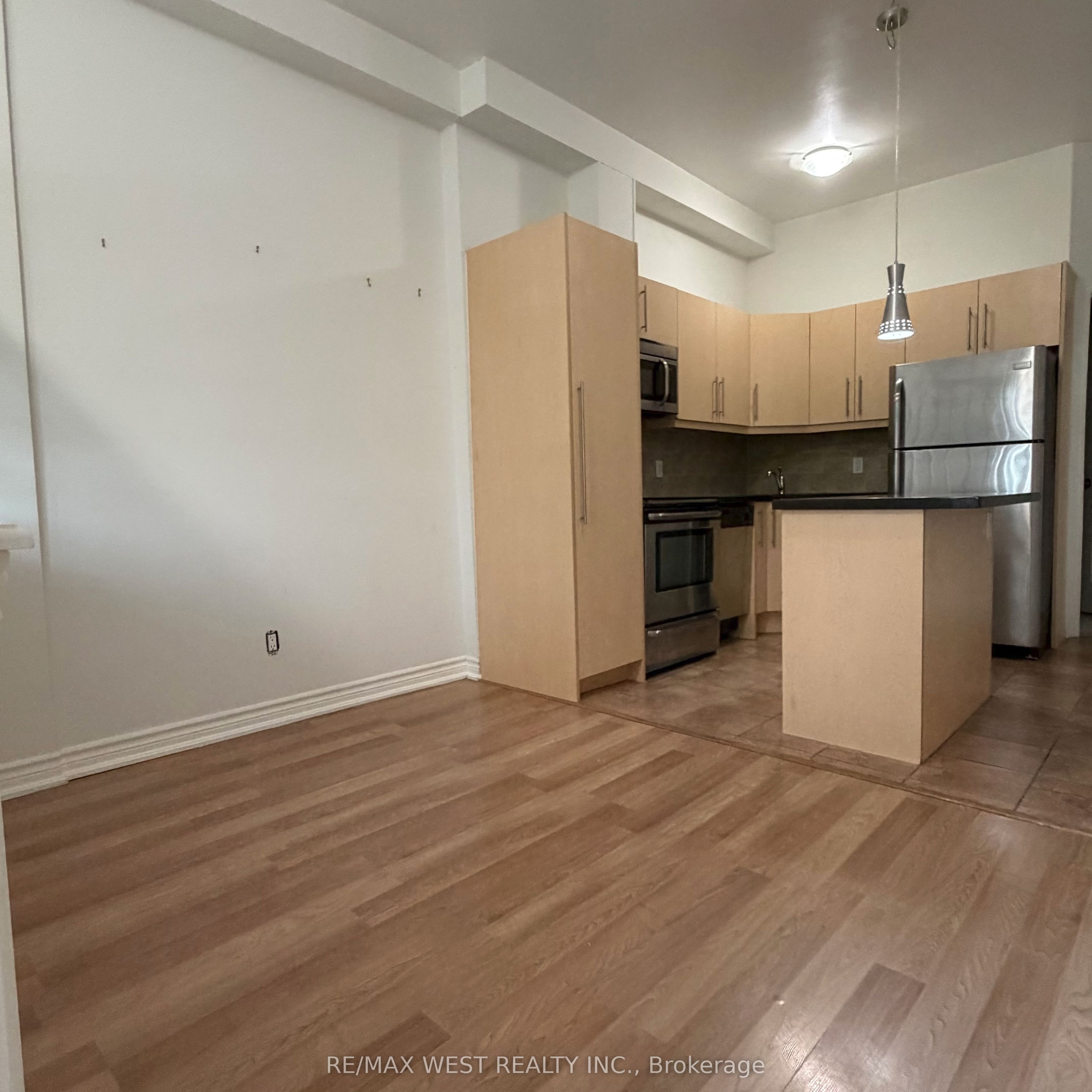 1090a Bloor Street W Upper Unit Property Photo 7