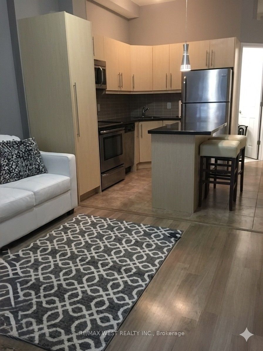 1090a Bloor Street W Upper Unit Property Photo 9
