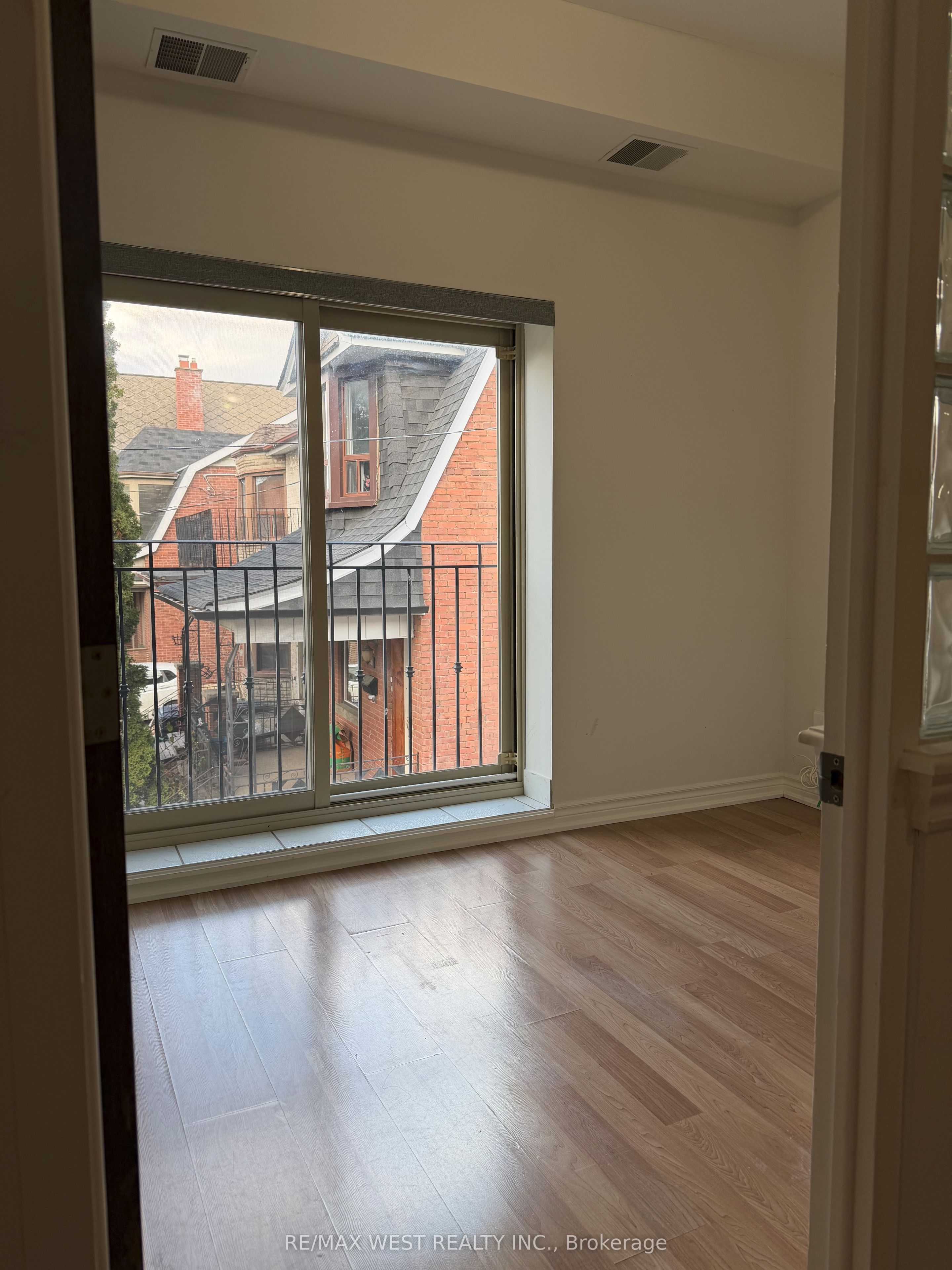 1090a Bloor Street W Upper Unit Property Photo 10