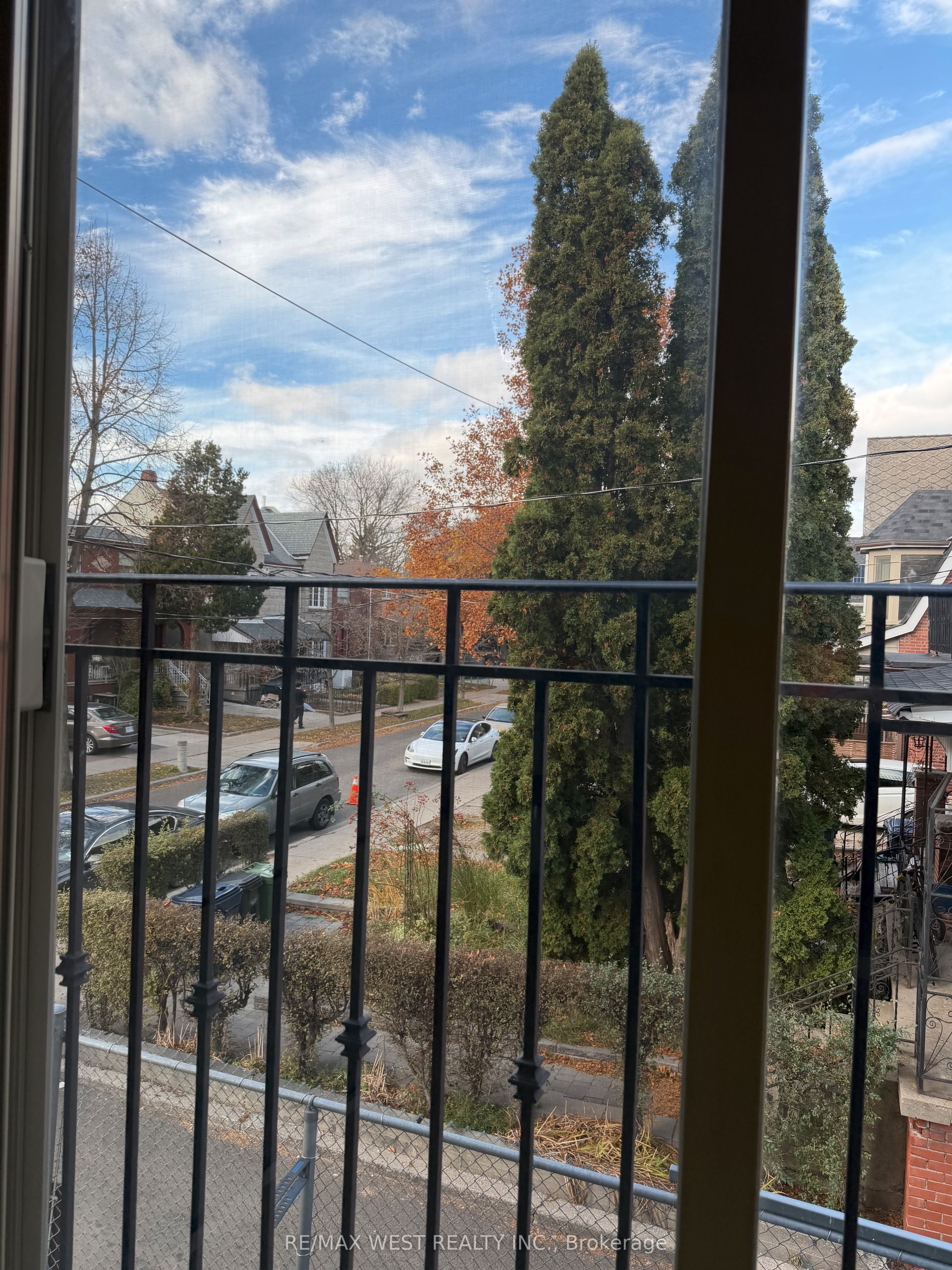 1090a Bloor Street W Upper Unit Property Photo 11