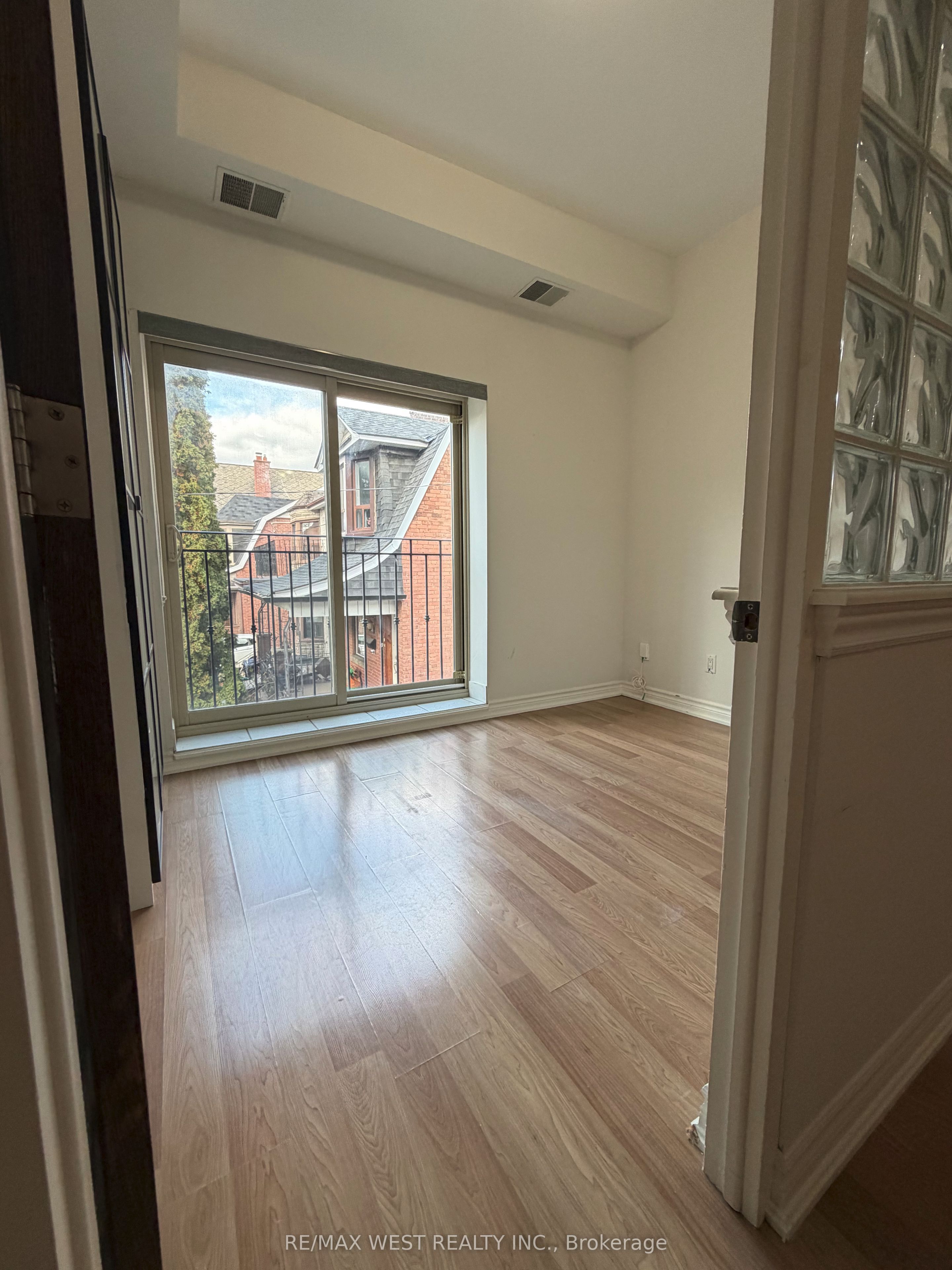 1090a Bloor Street W Upper Unit Property Photo 12