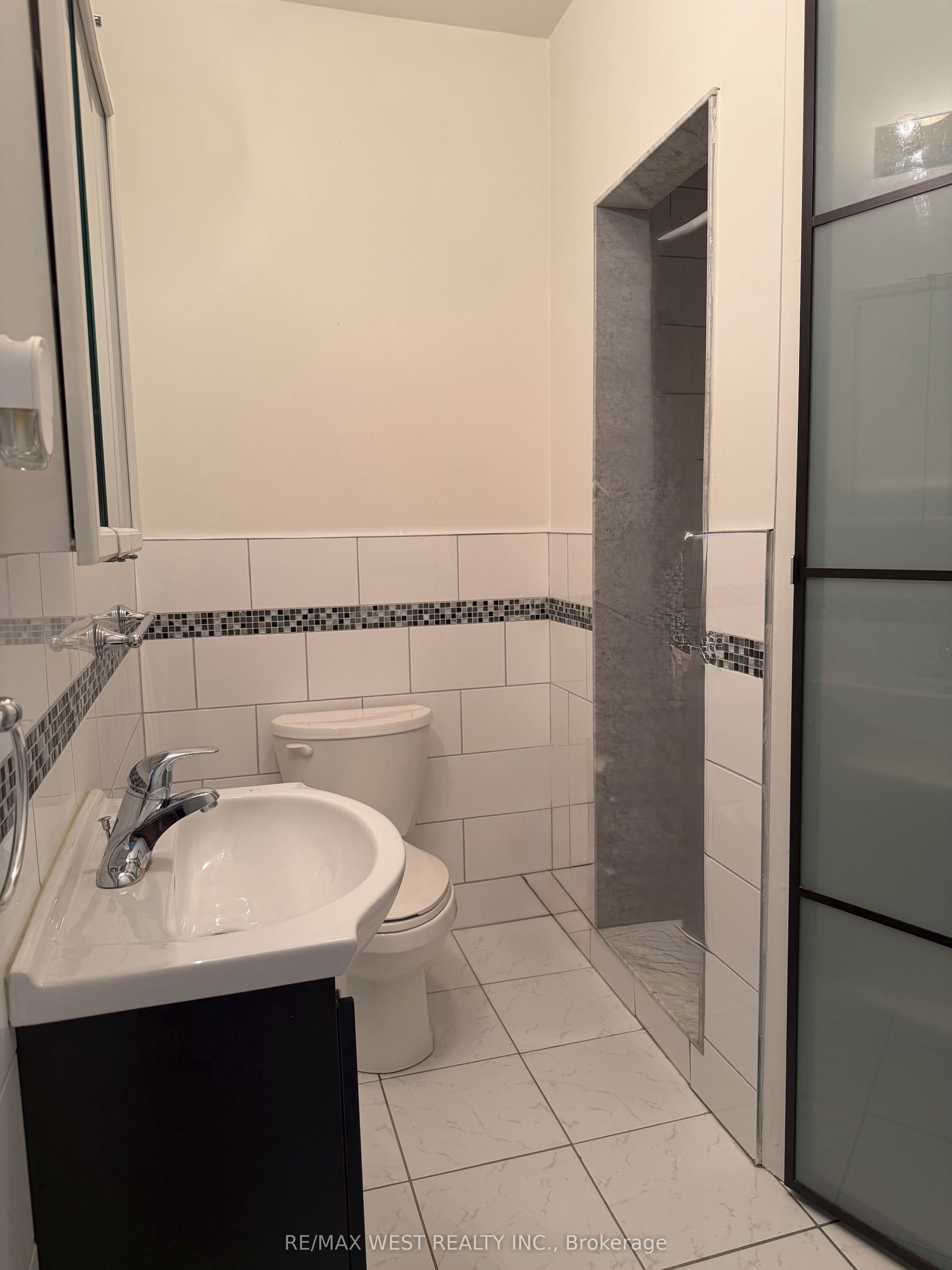 1090a Bloor Street W Upper Unit Property Photo 13