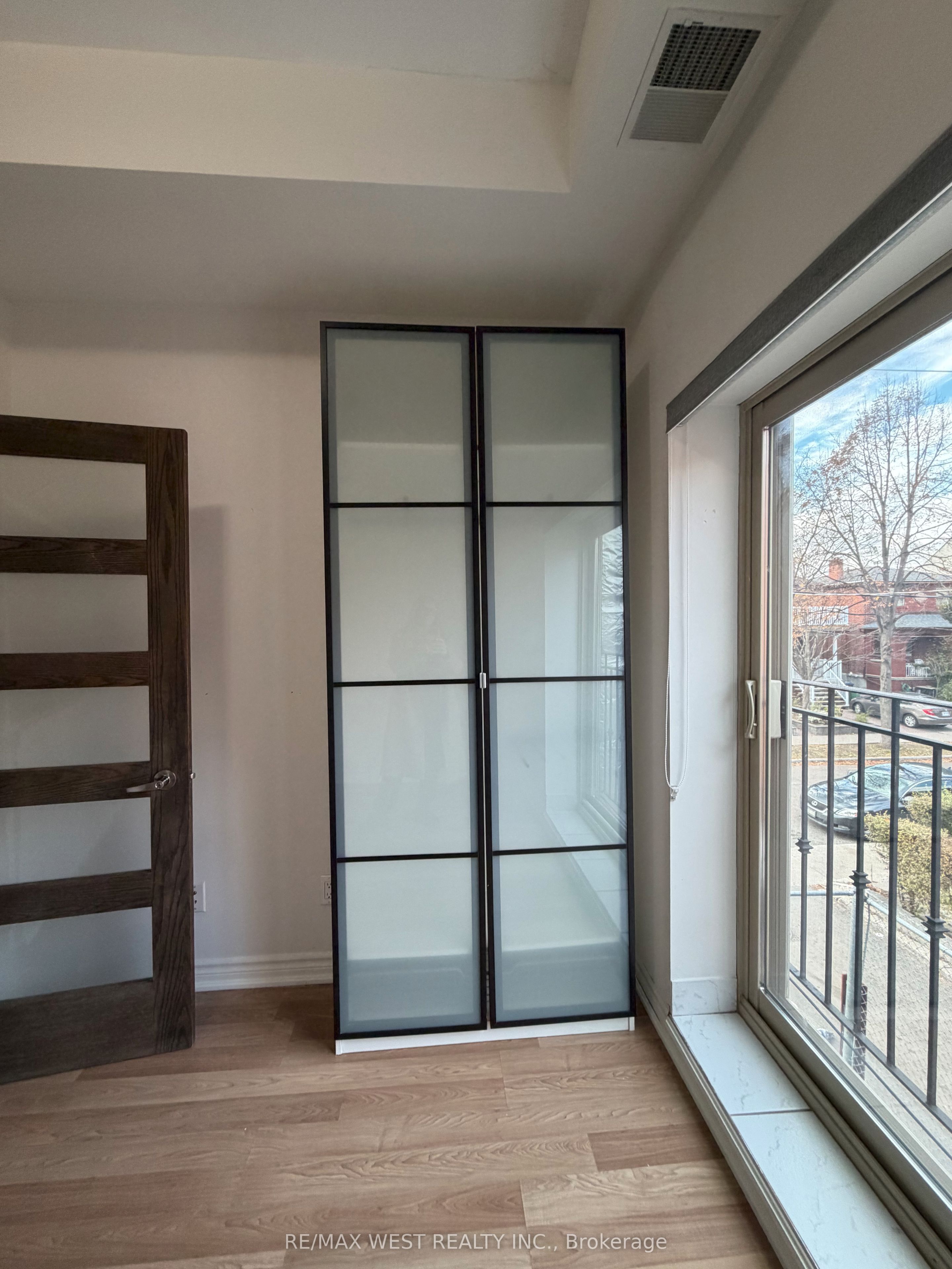 1090a Bloor Street W Upper Unit Property Photo 14