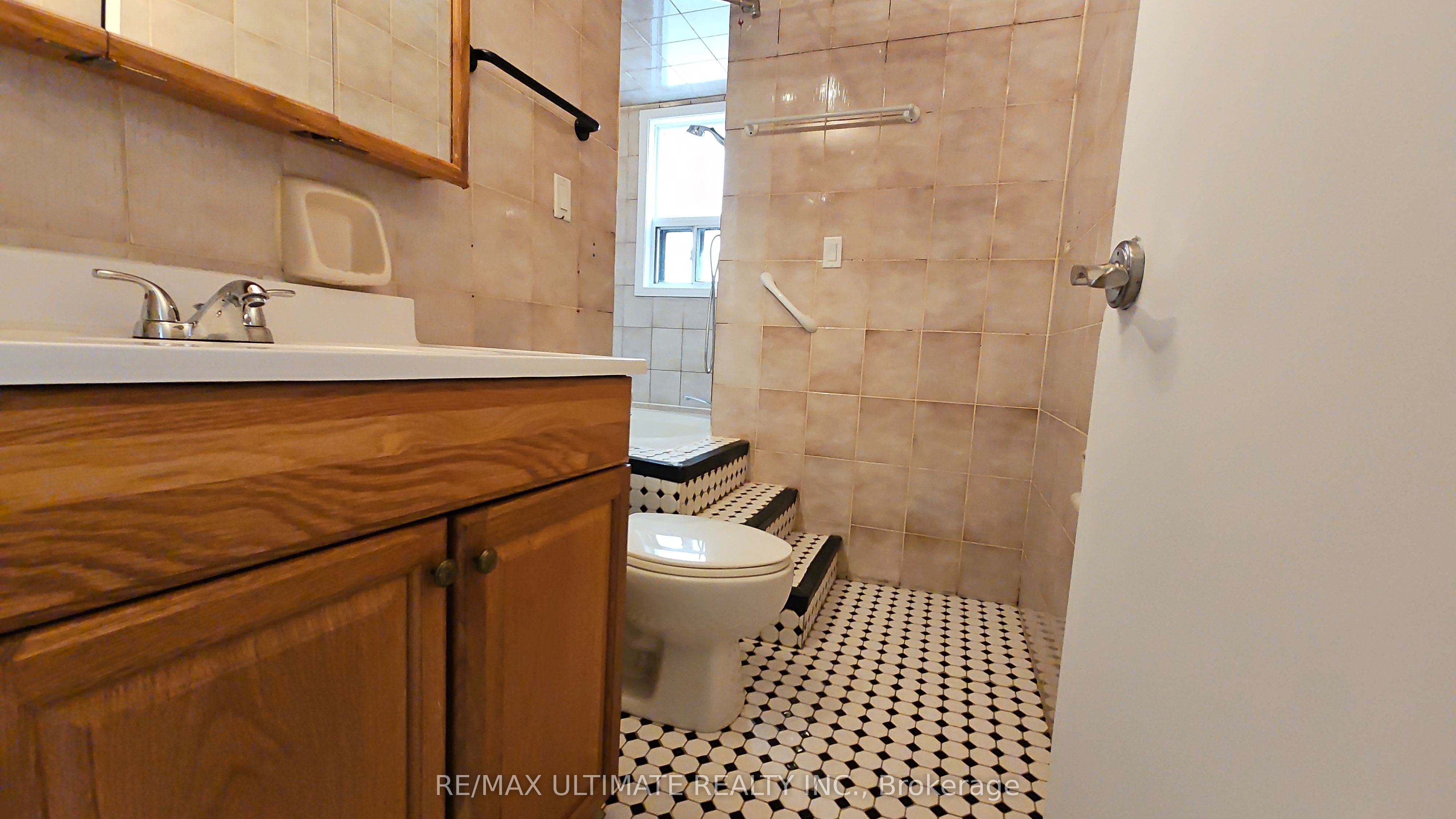 568 Rogers Road 2nd Floor Property Photo 14