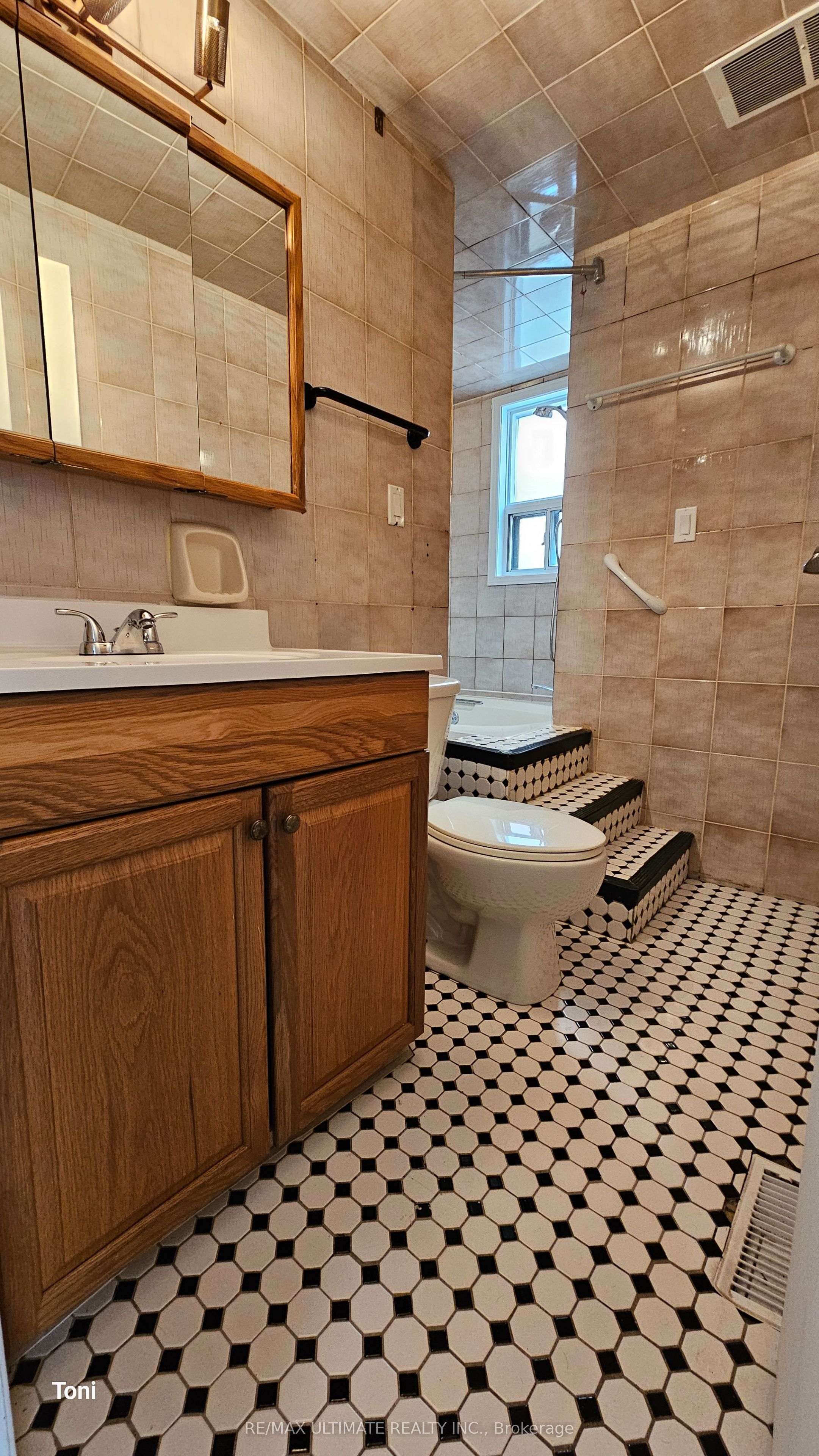 568 Rogers Road 2nd Floor Property Photo 15