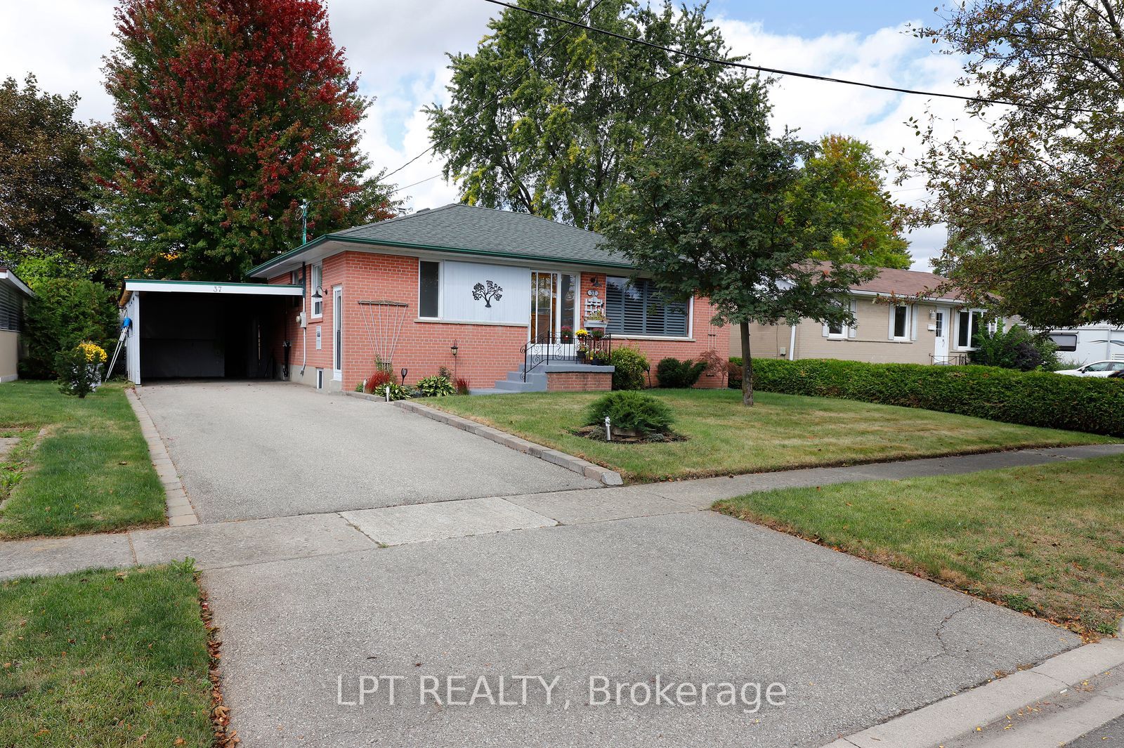 37 Mcgilvray Crescent W Property Photo 1