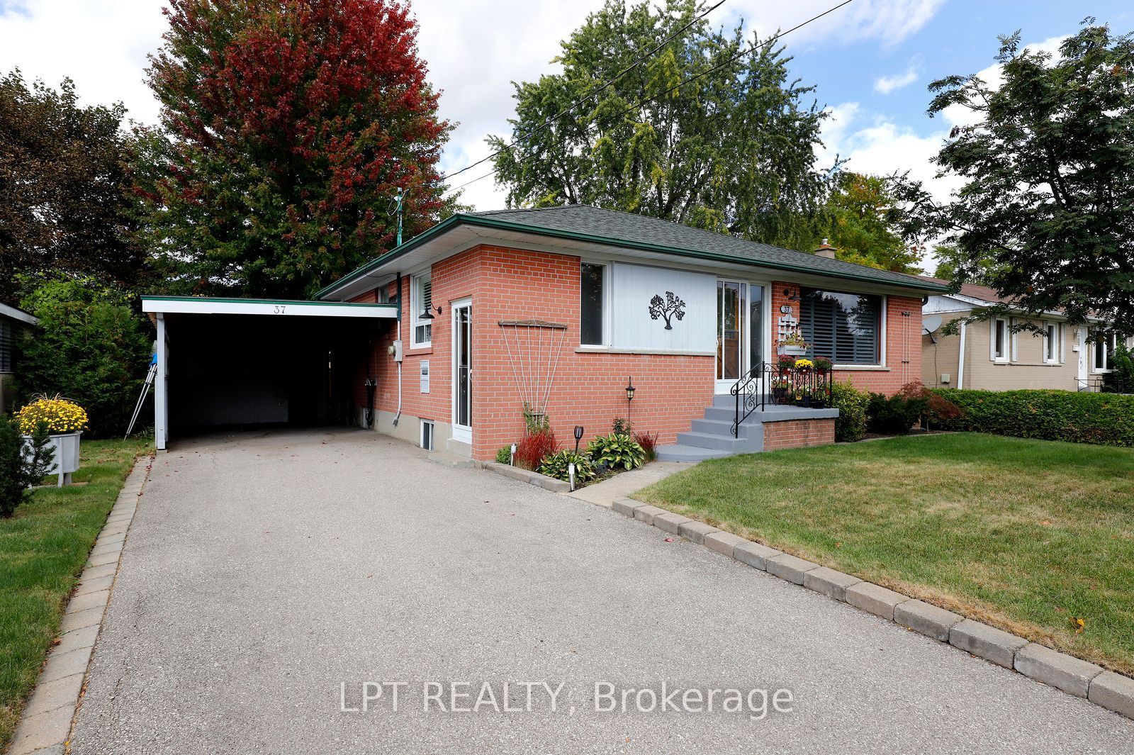 37 Mcgilvray Crescent W Property Photo 2