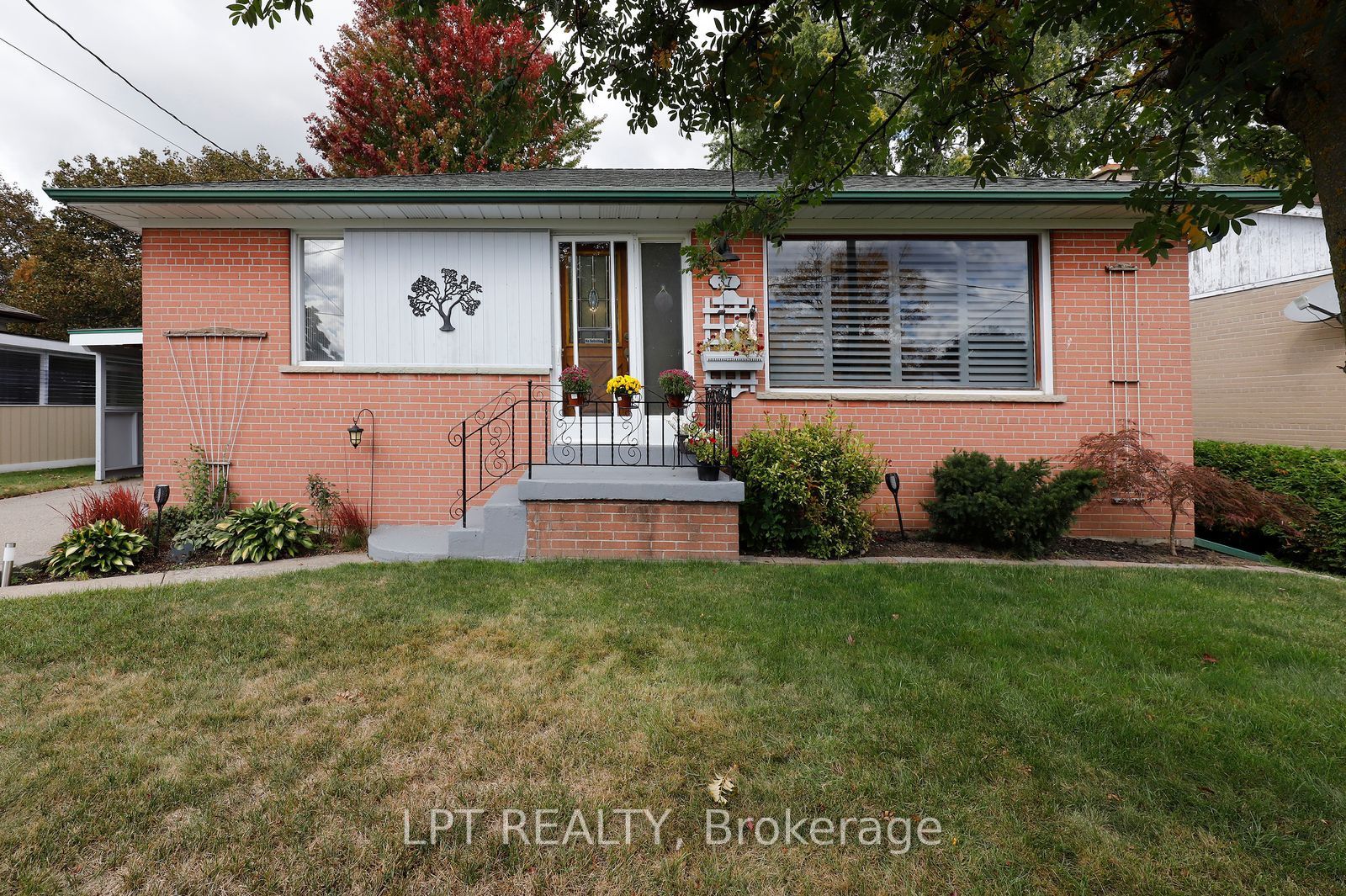 37 Mcgilvray Crescent W Property Photo 3